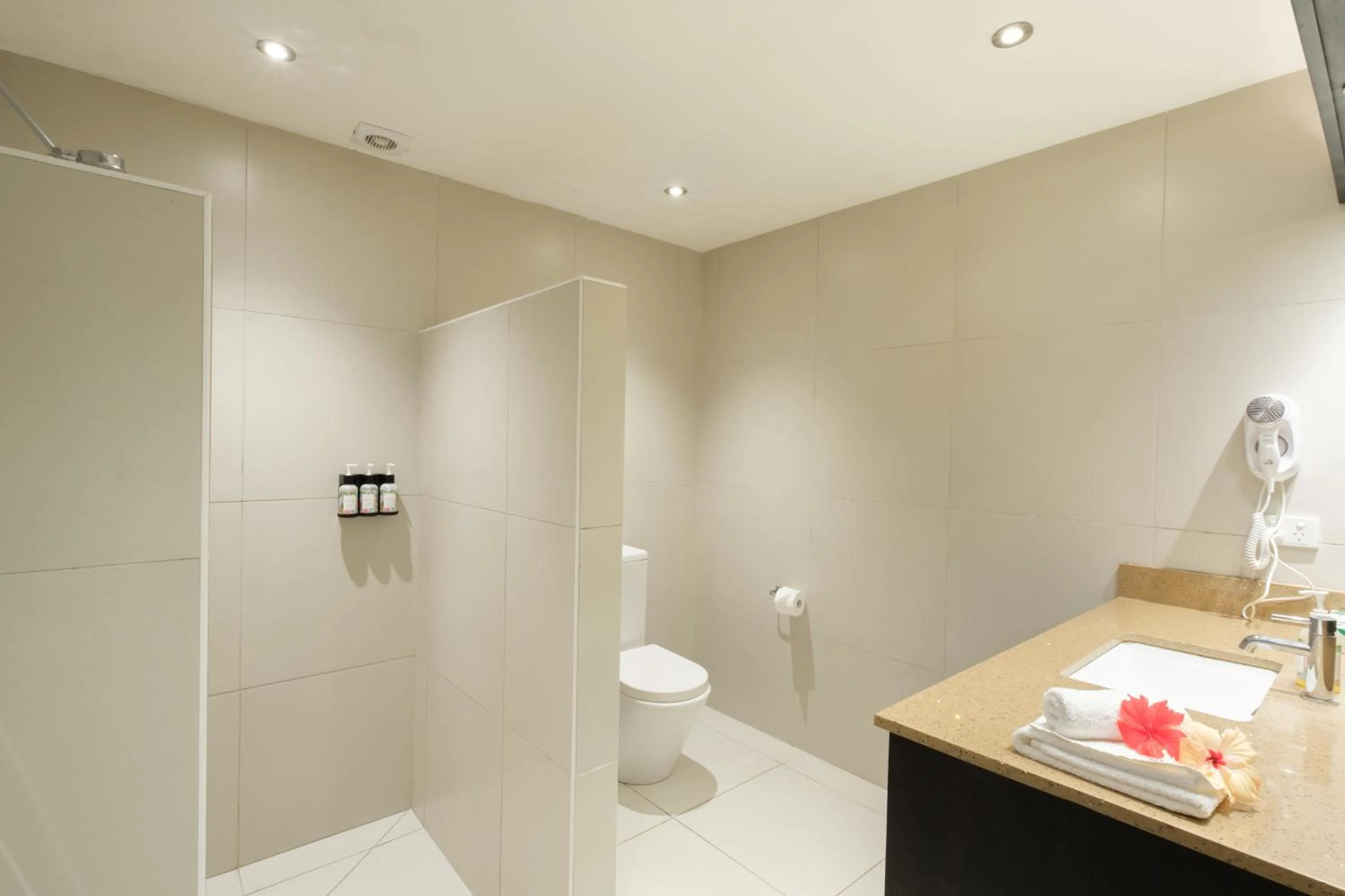 Toilet in Plantation Island Resort