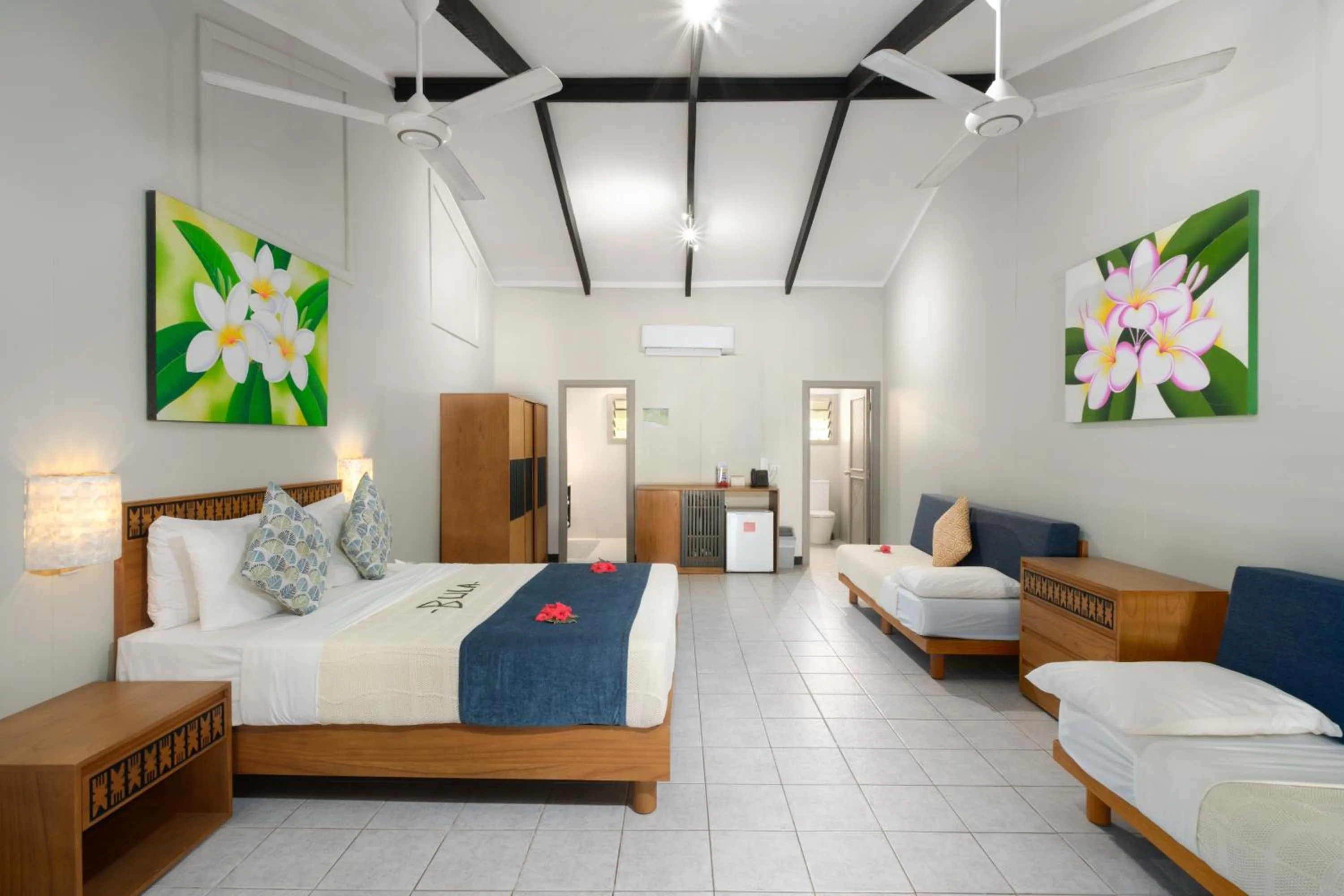 Photo of the whole room, Bed in Plantation Island Resort