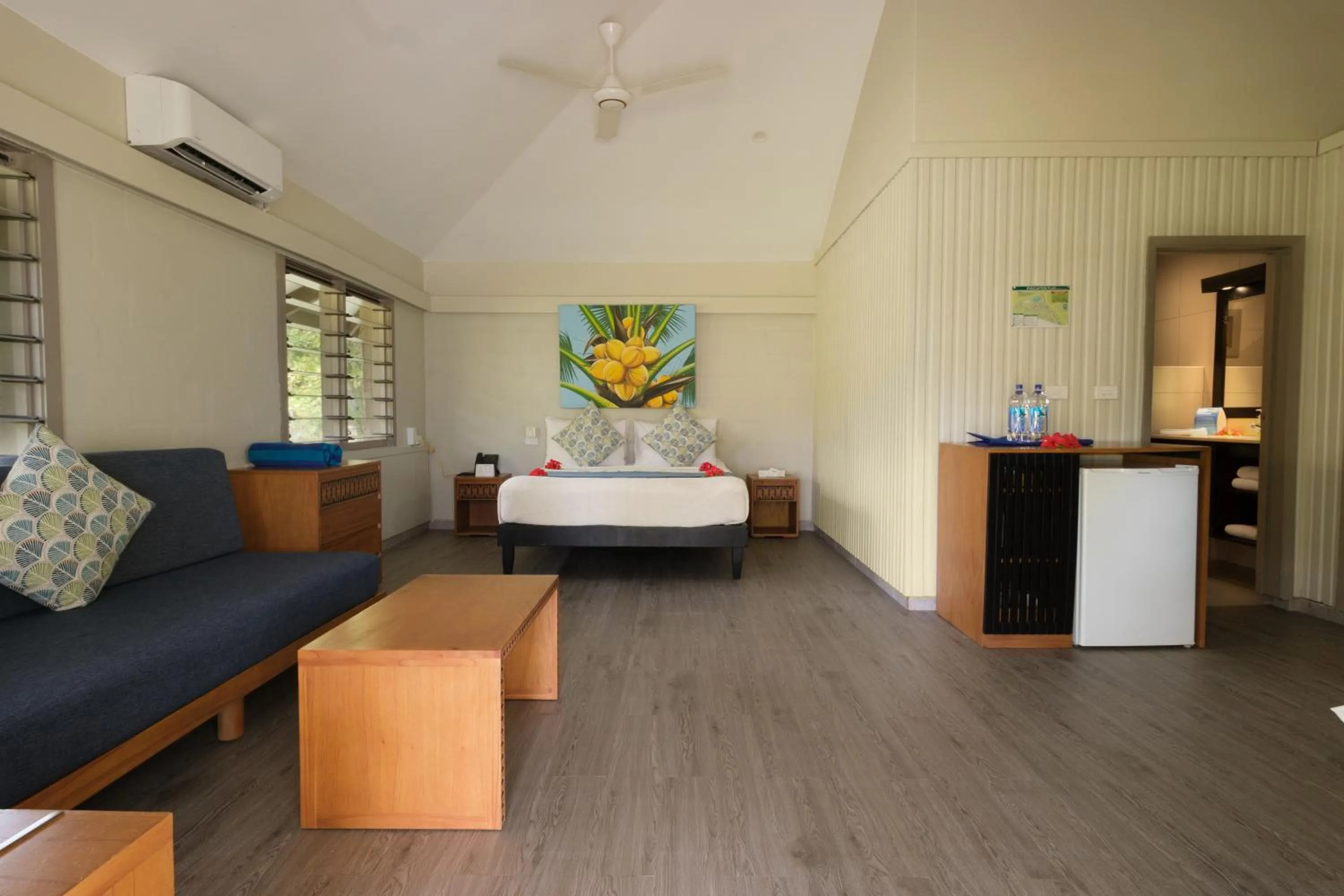 Living room, Bed in Plantation Island Resort