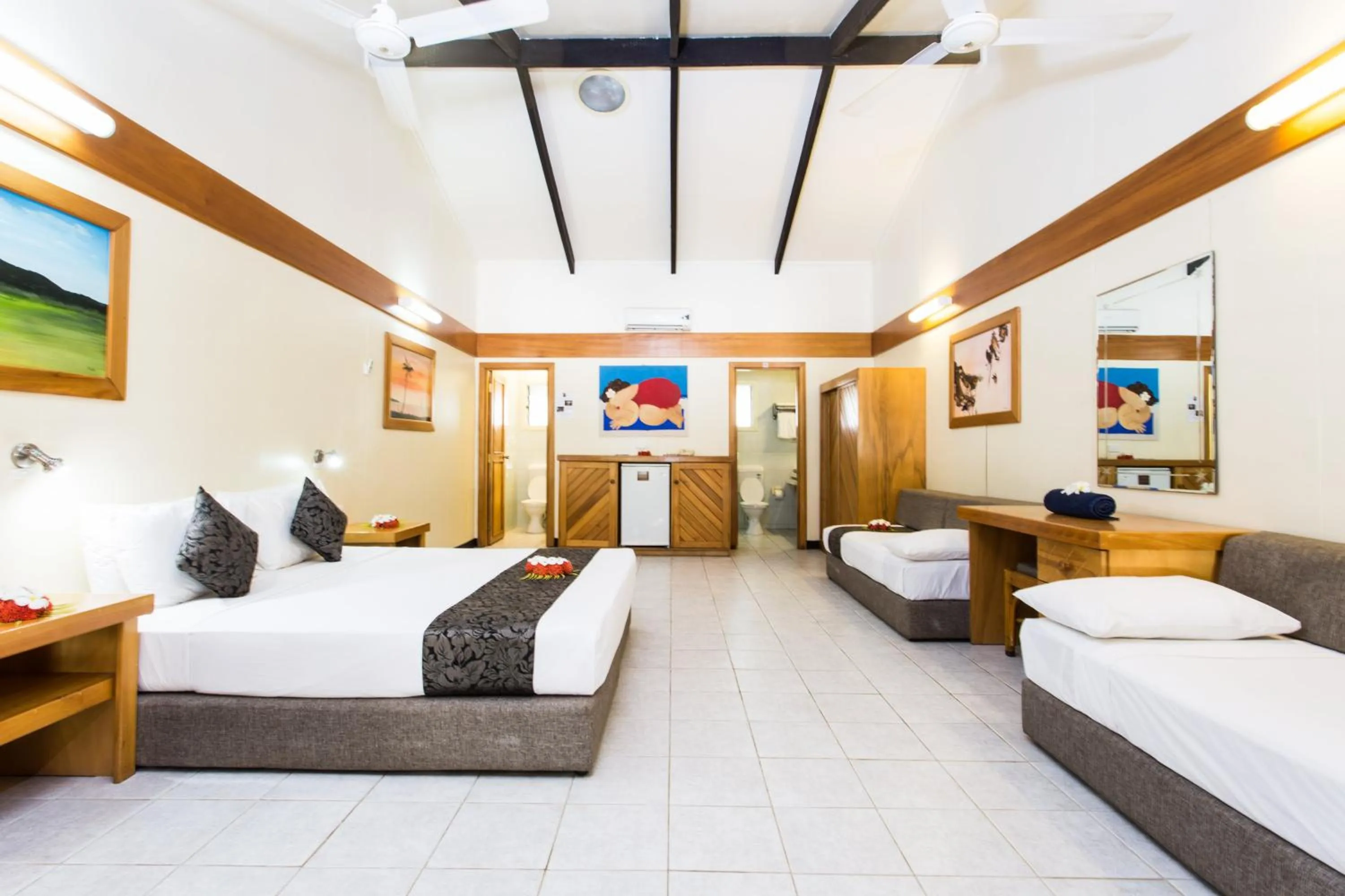 Bed in Plantation Island Resort