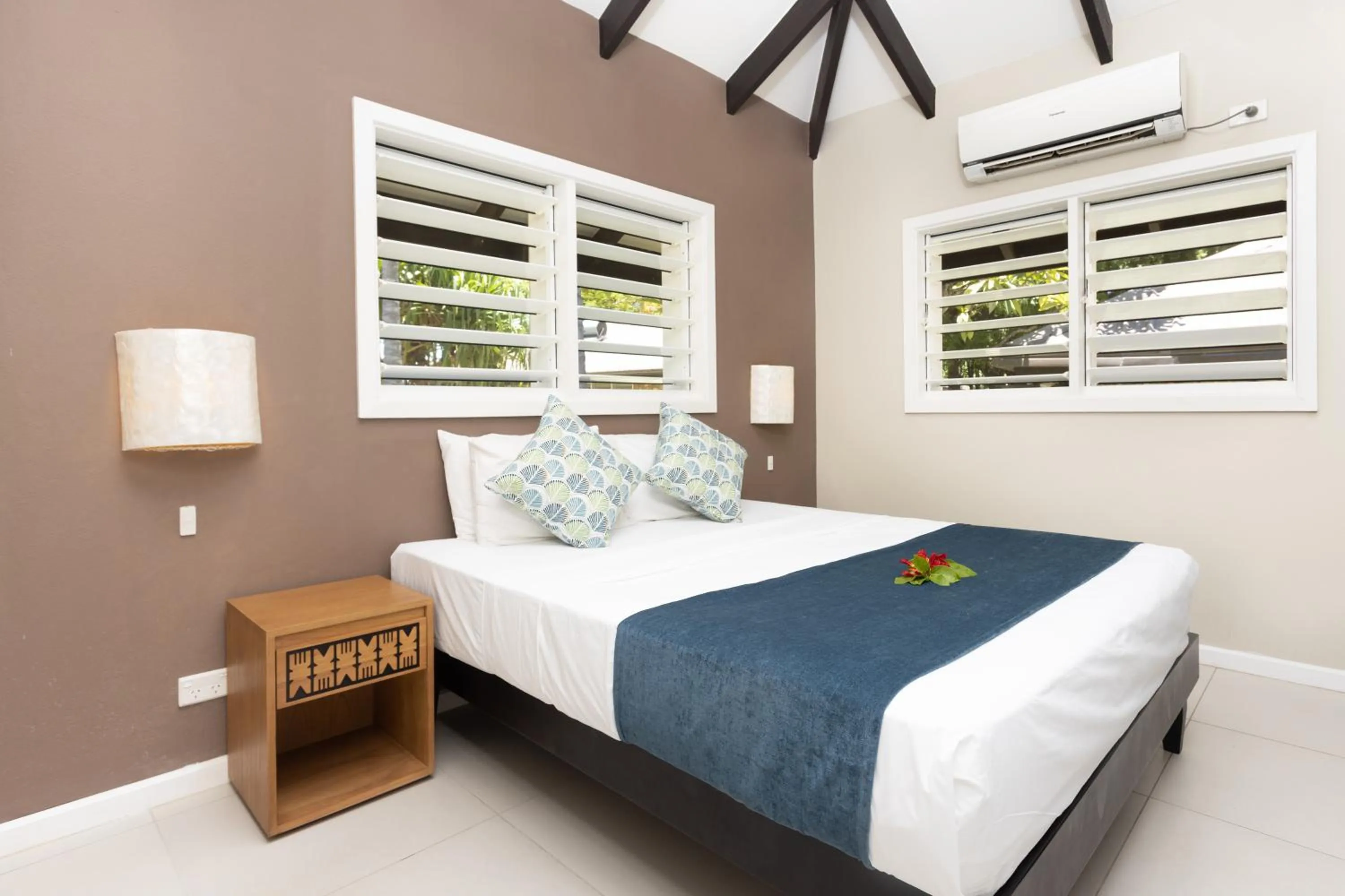 Bedroom, Bed in Plantation Island Resort