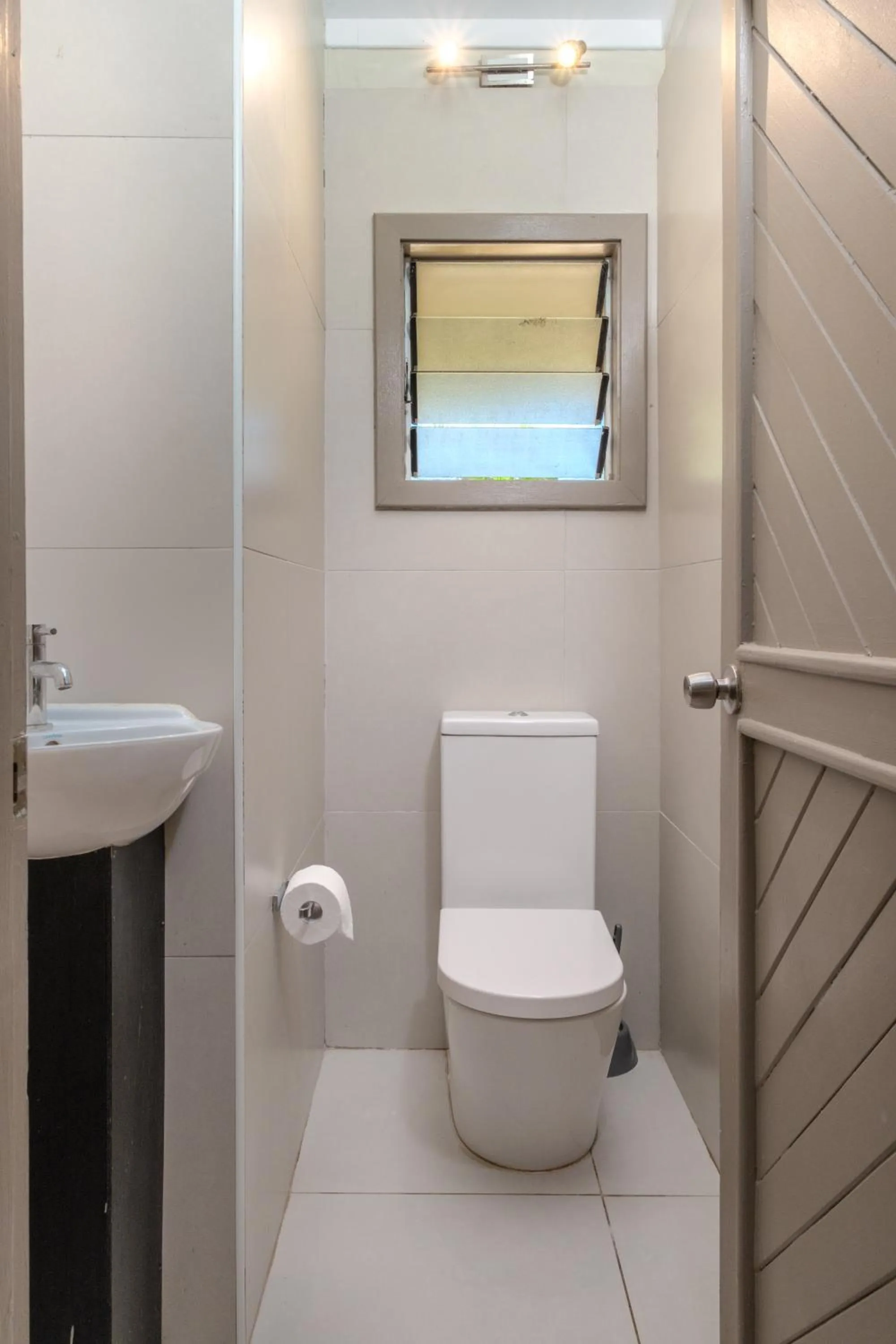 Toilet in Plantation Island Resort