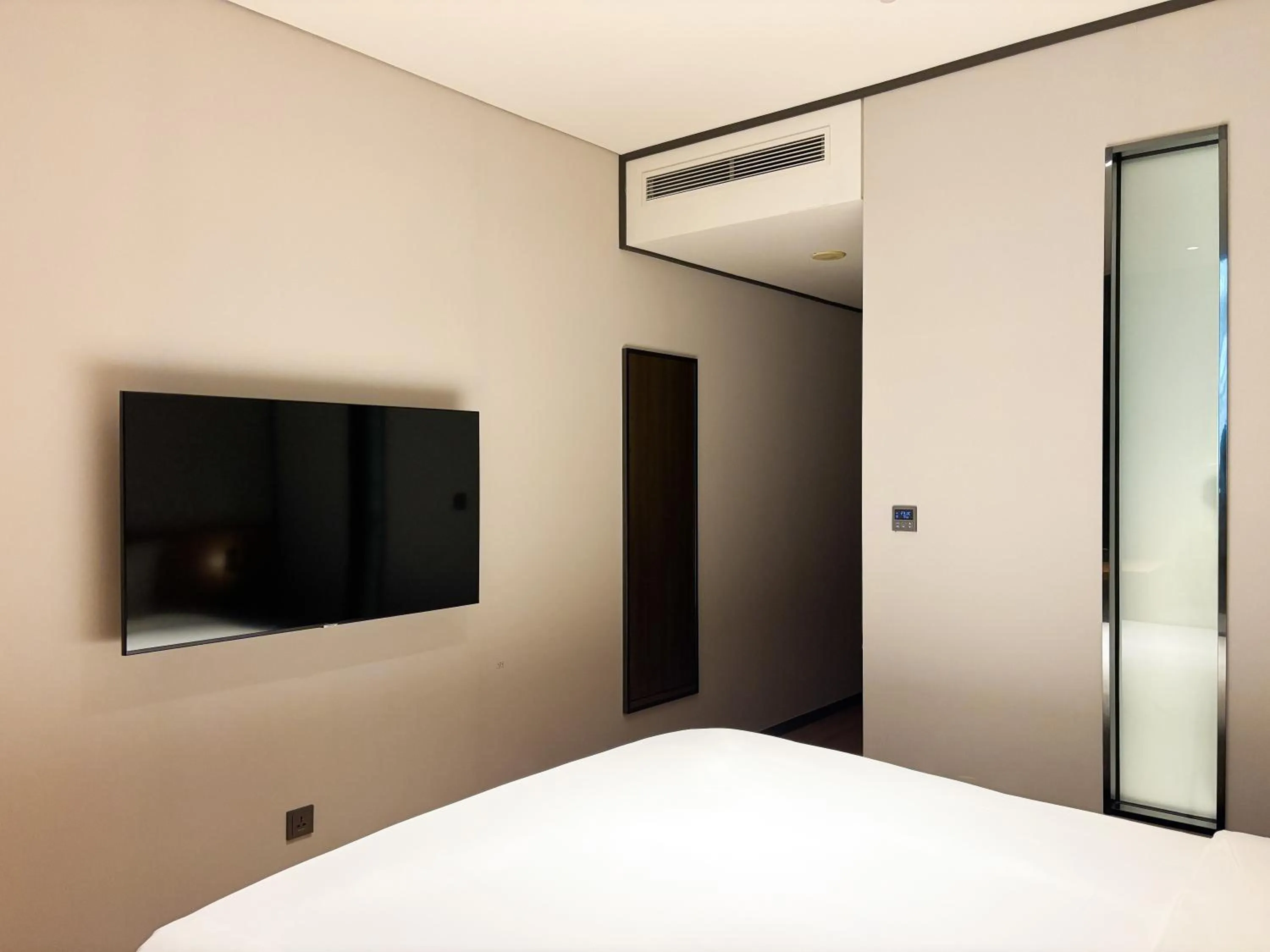 TV and multimedia, Bed in Ibis Ambassador Suwon
