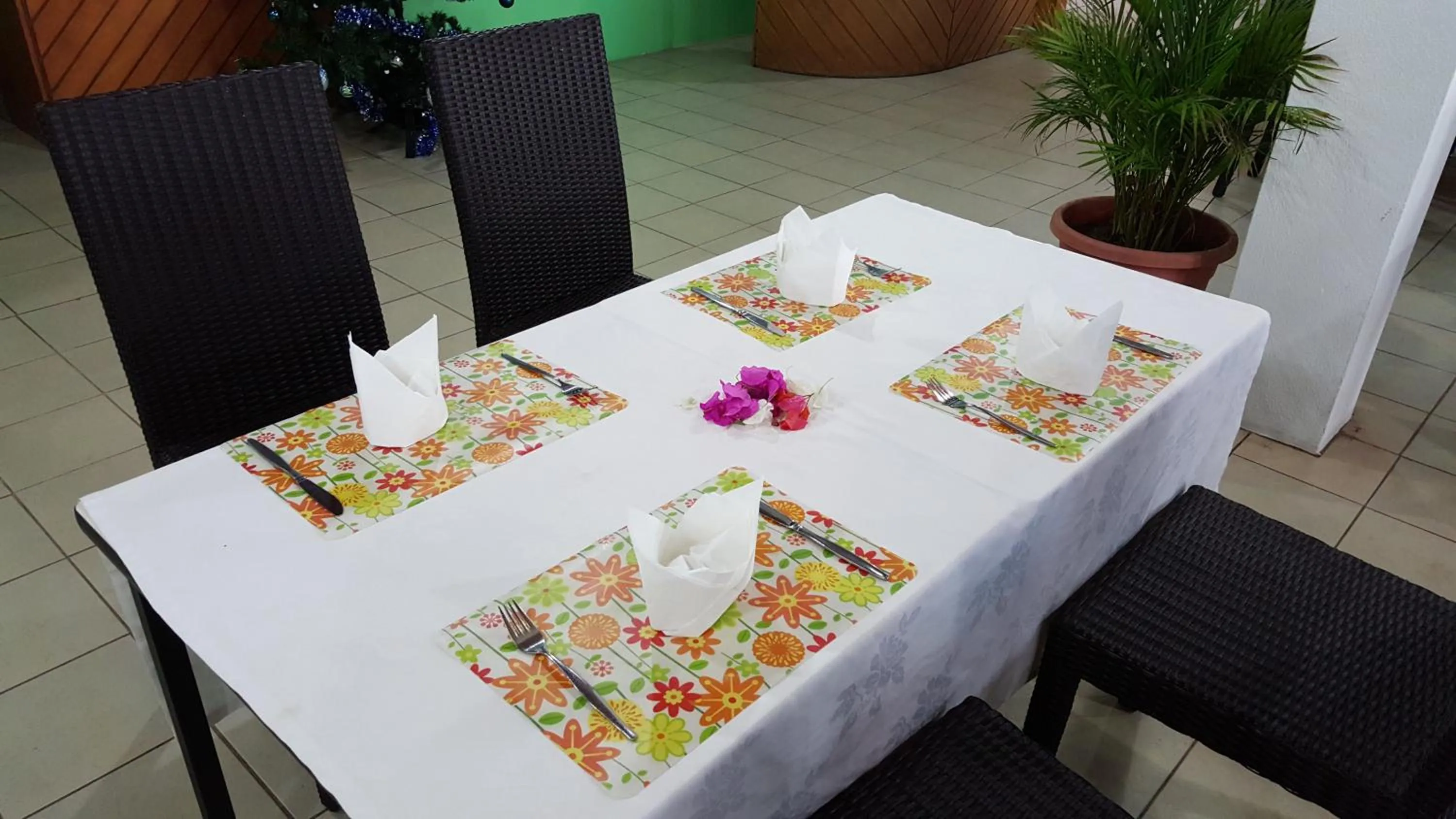 Restaurant/places to eat in Hexagon International Hotel, Villas & Spa