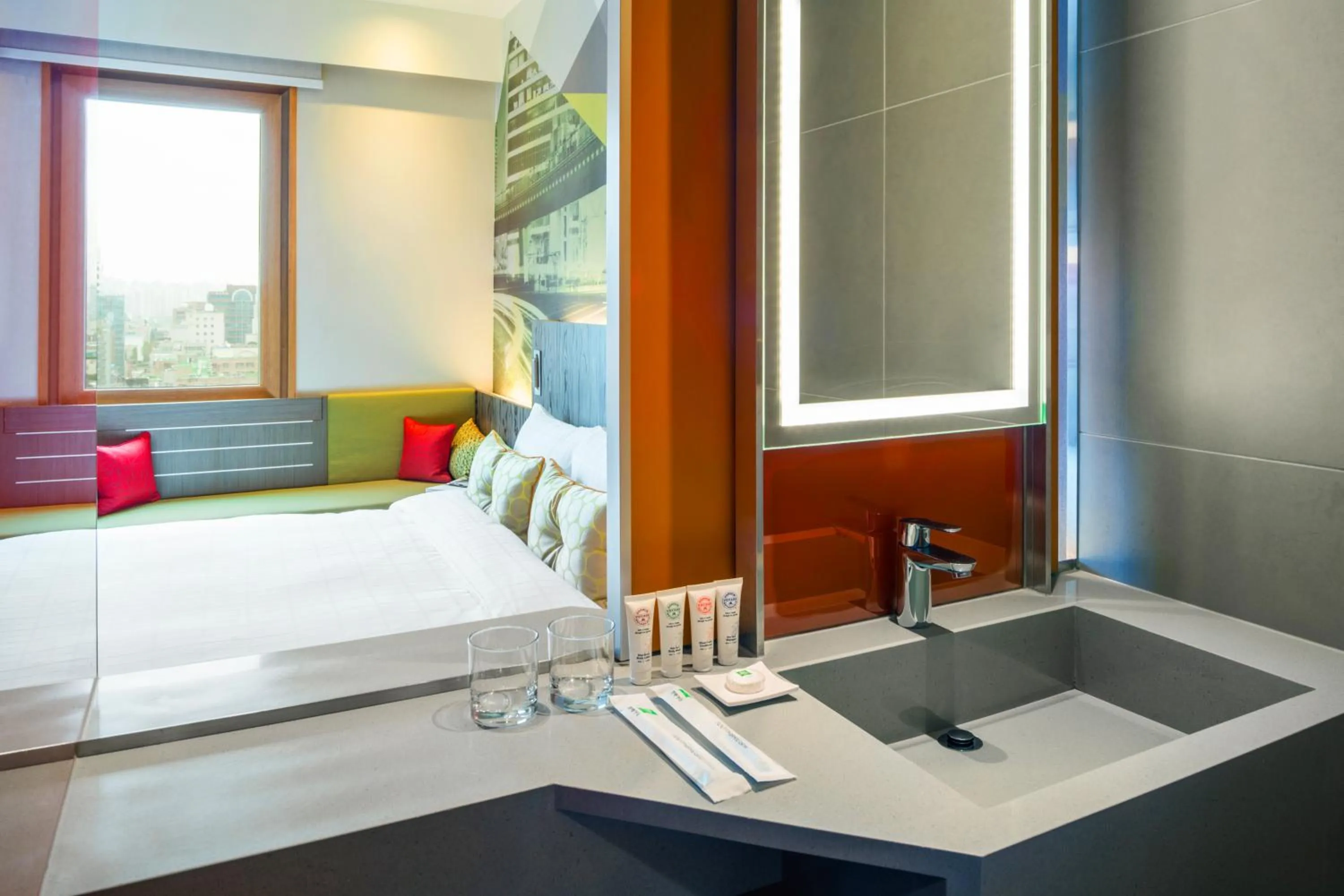 Toilet, Bed in Ibis Styles Ambassador Seoul Gangnam