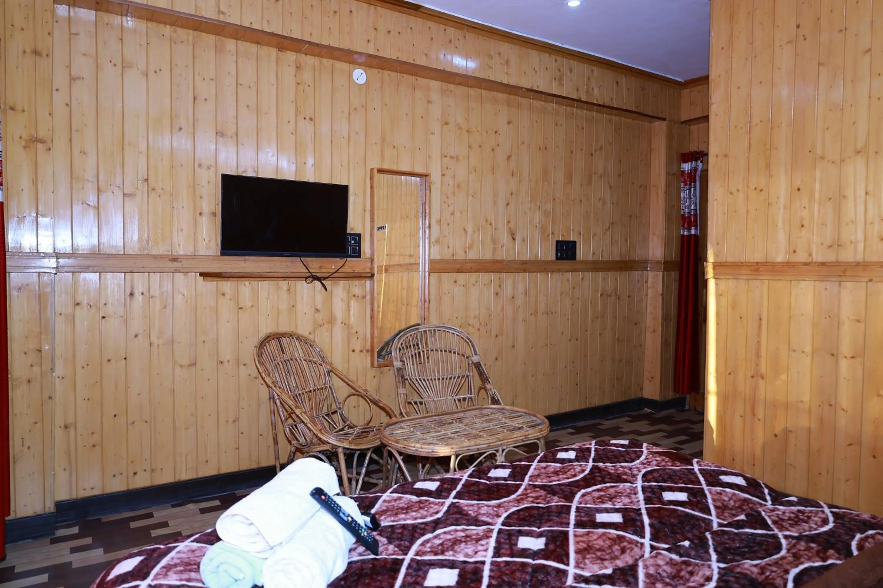 Communal lounge/ TV room, Bed in Sunset Lagoon Dalhousie