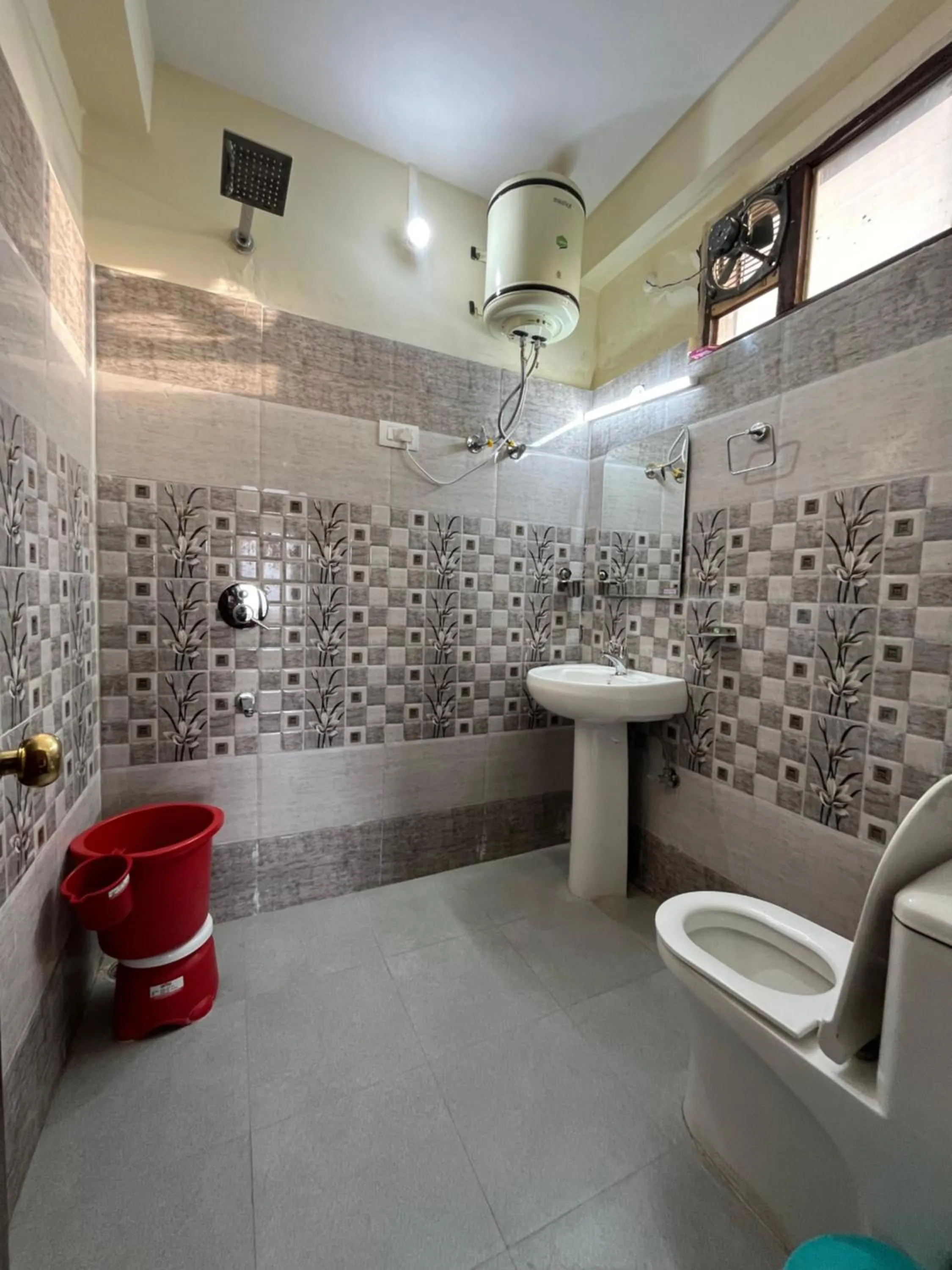 Toilet in Sunset Lagoon Dalhousie