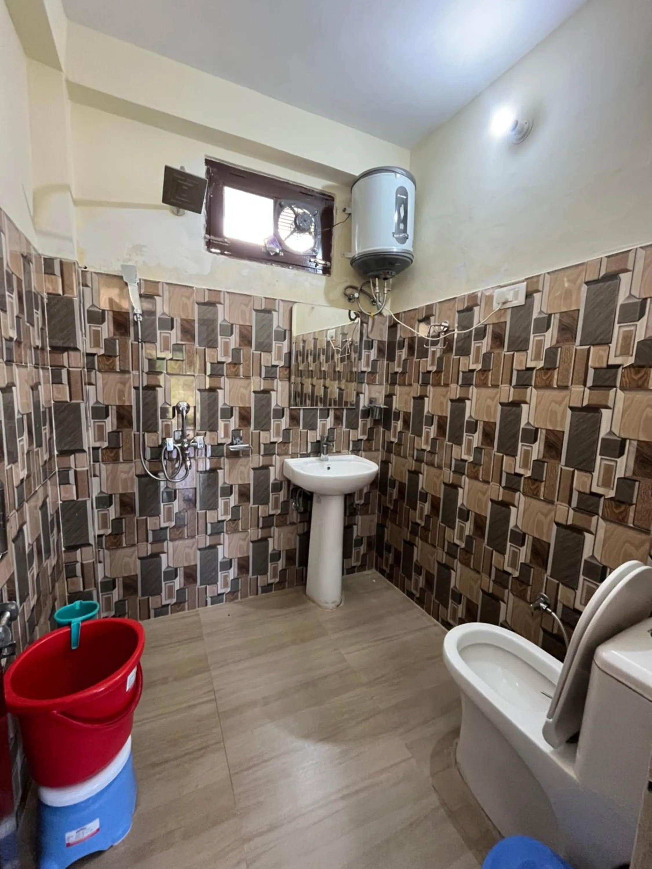 Toilet in Sunset Lagoon Dalhousie