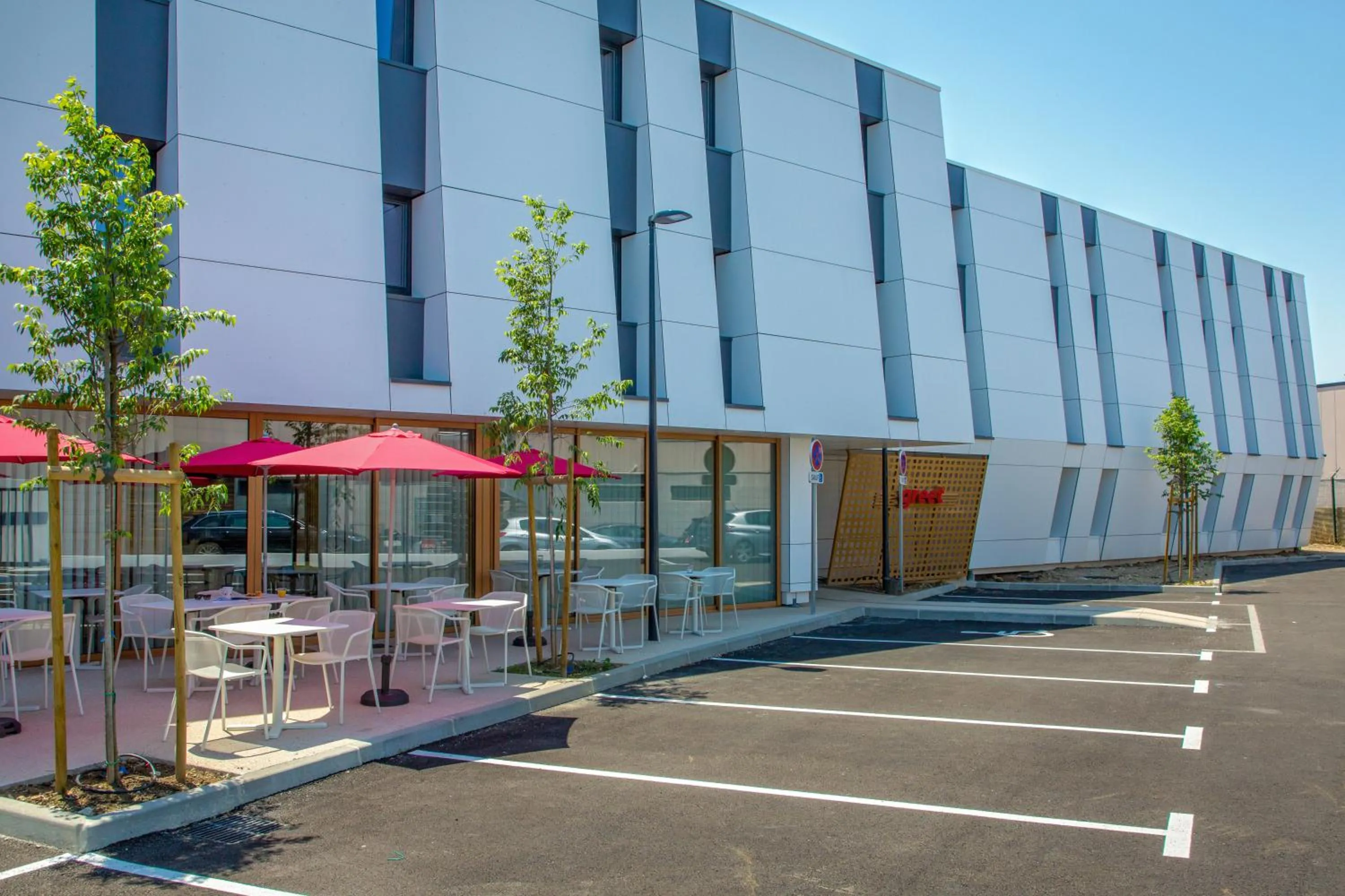 Facade/entrance in greet hotel Salon de Provence