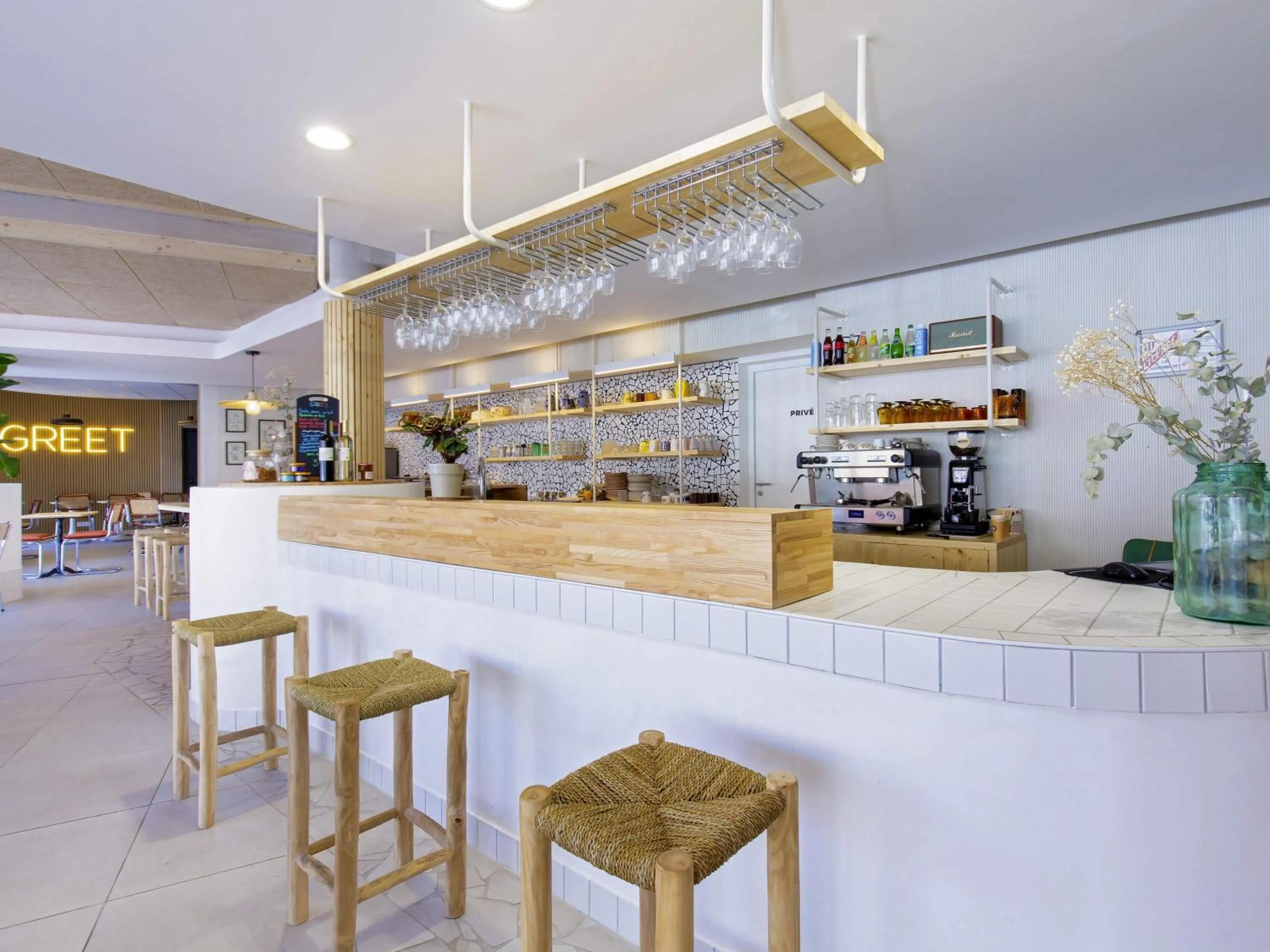 Lounge or bar in greet hotel Salon de Provence