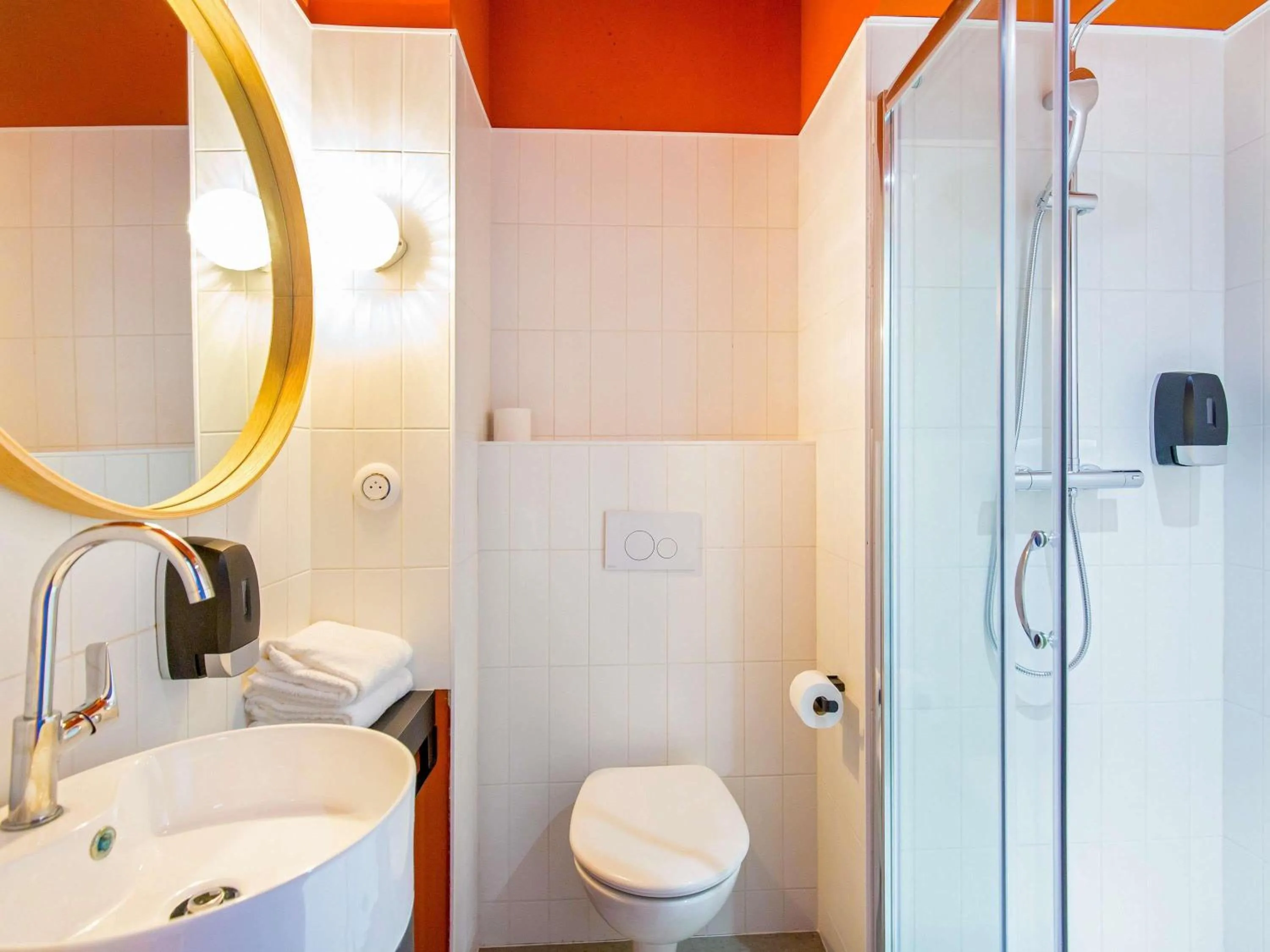 Bedroom in greet hotel Salon de Provence