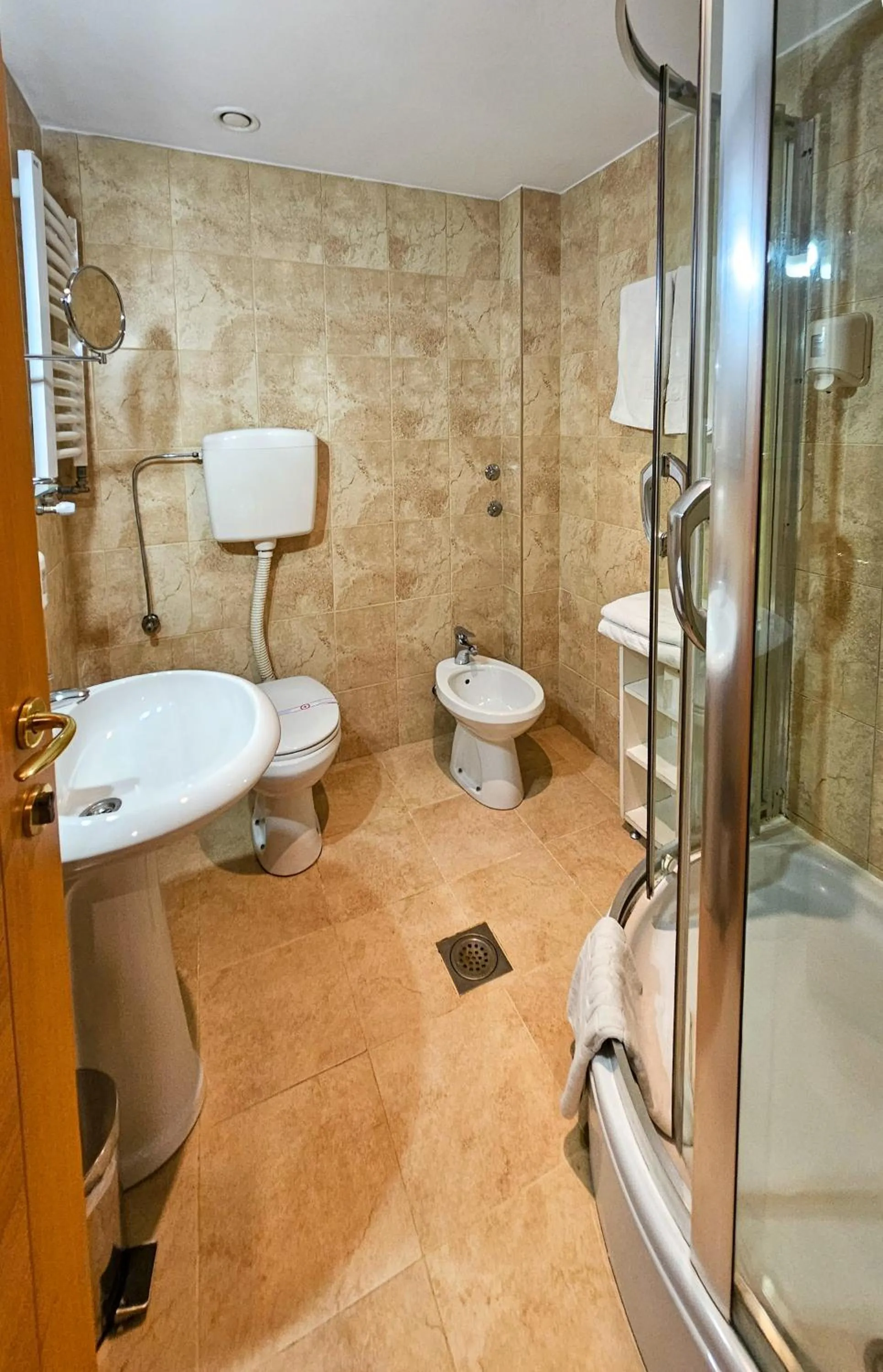 Shower in Mali Hotel BaMBiS