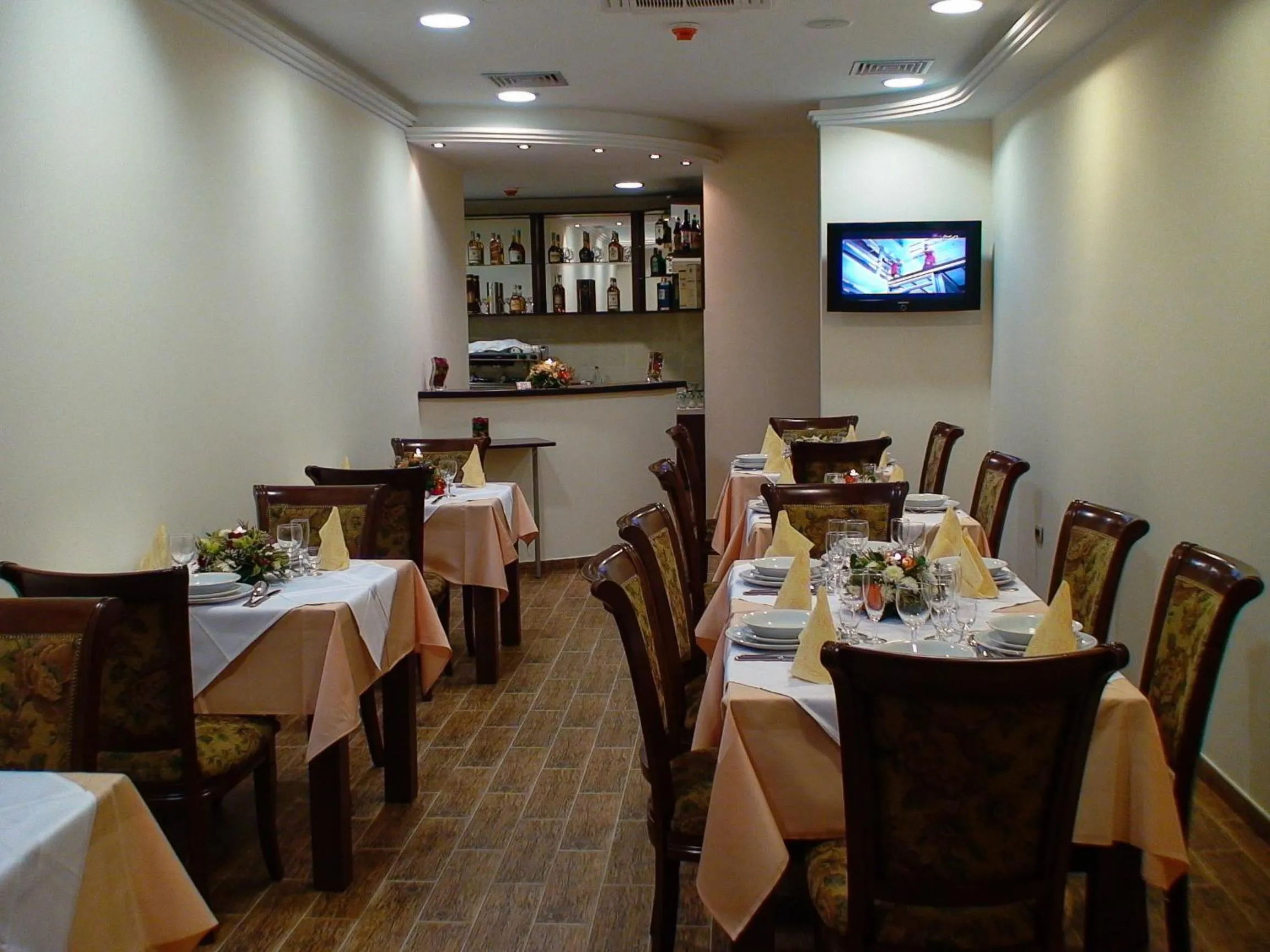 Restaurant/places to eat in Mali Hotel BaMBiS