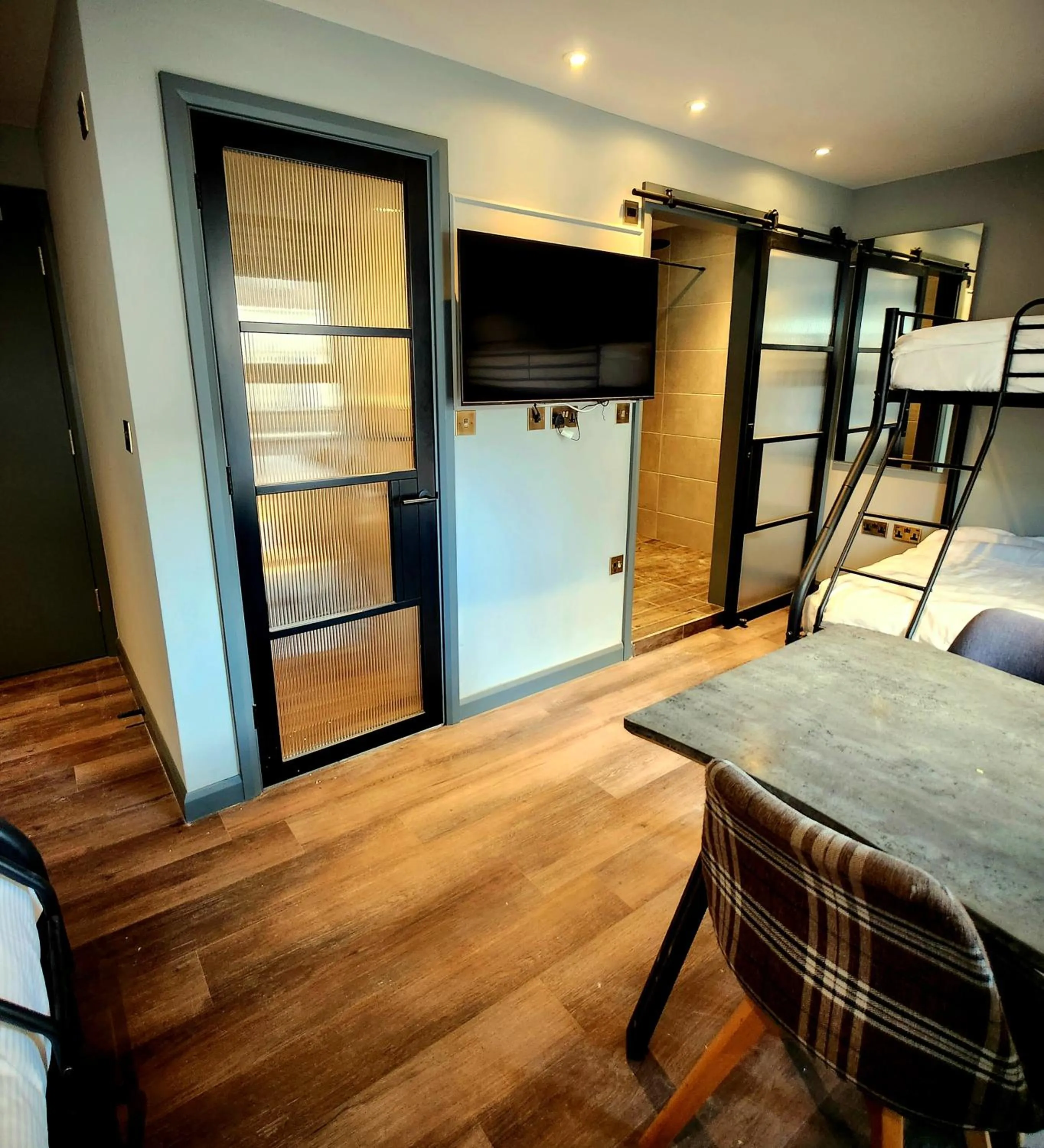 Toilet, Bed in Pinnacle Suites Hotel