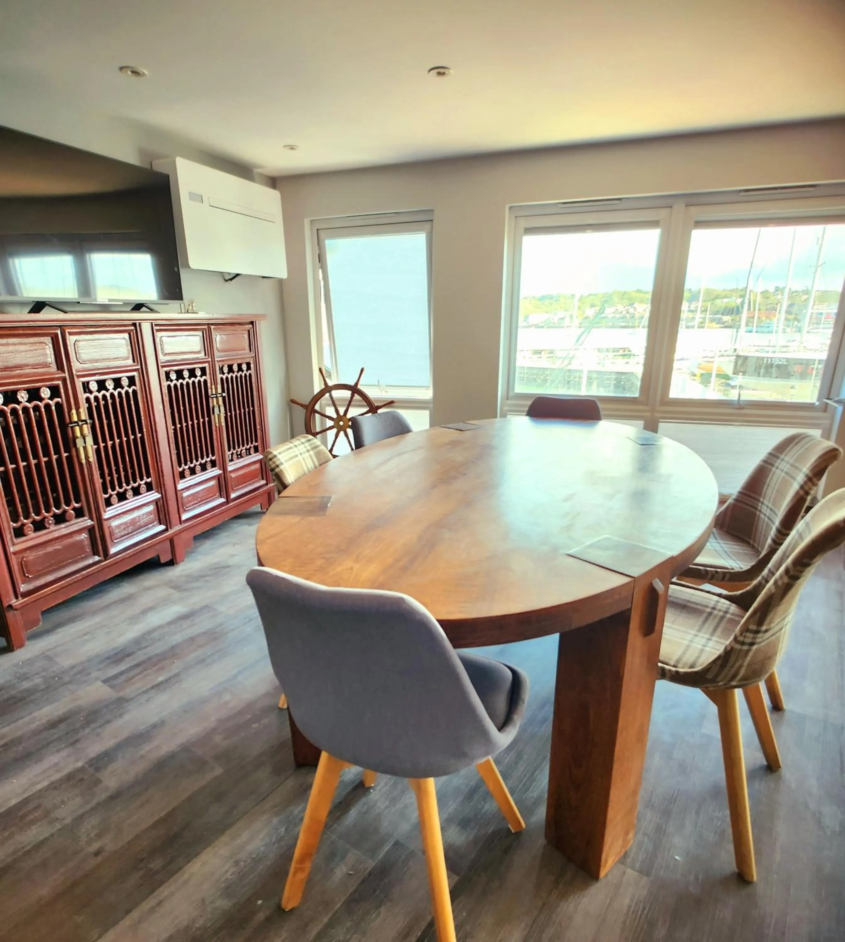 Seating area in Pinnacle Suites Hotel