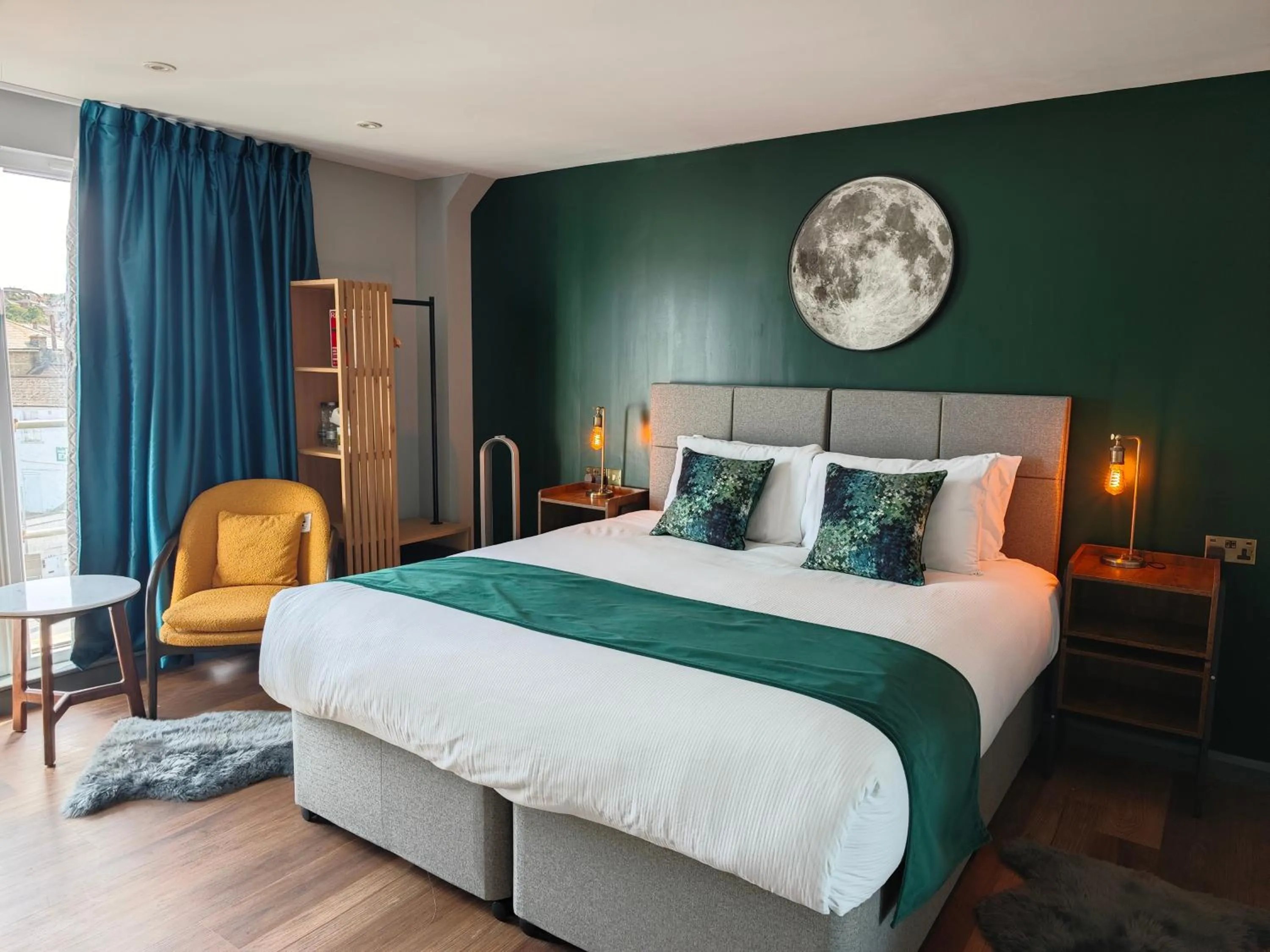 Photo of the whole room, Bed in Pinnacle Suites Hotel