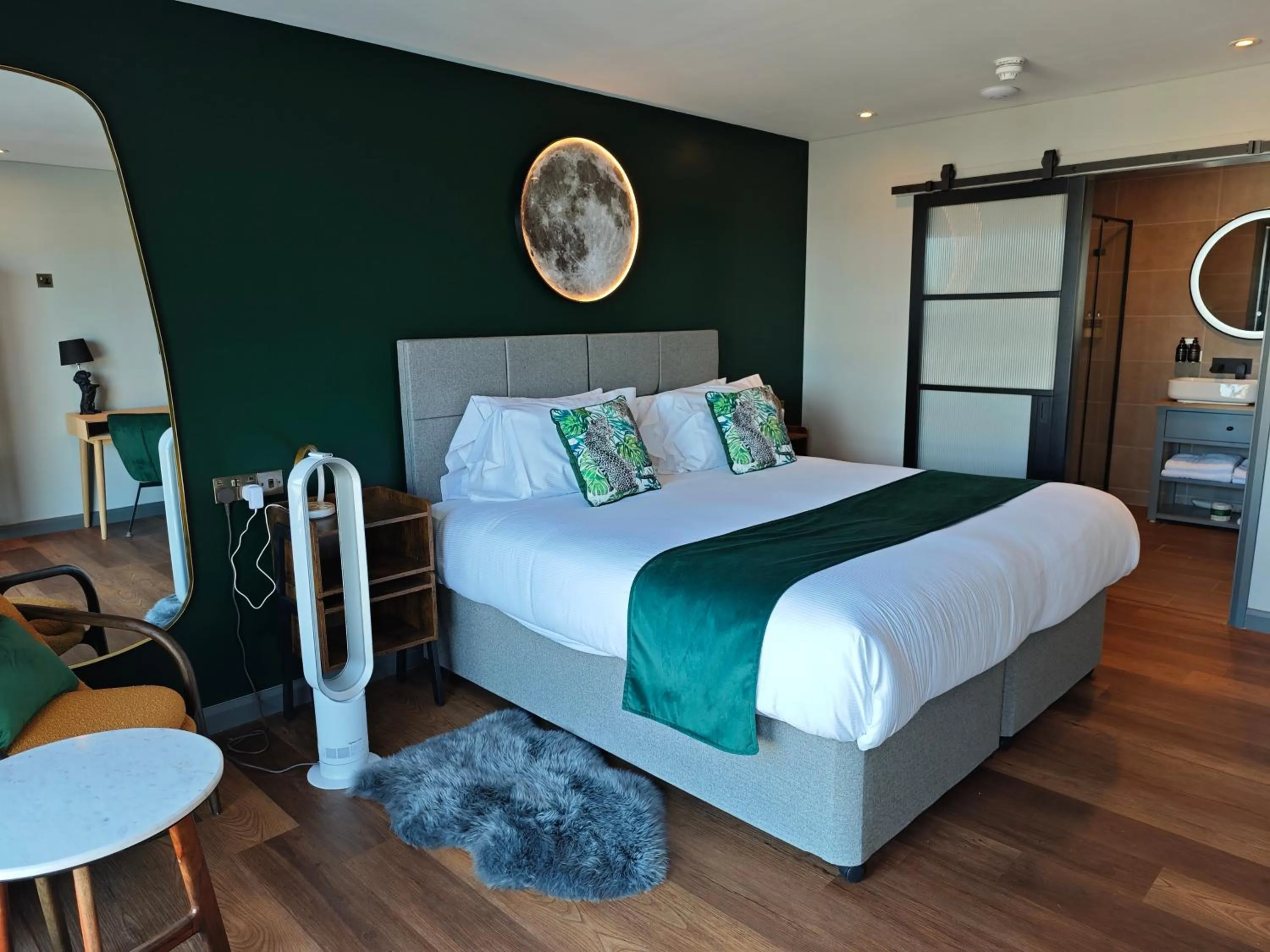 Bed in Pinnacle Suites Hotel