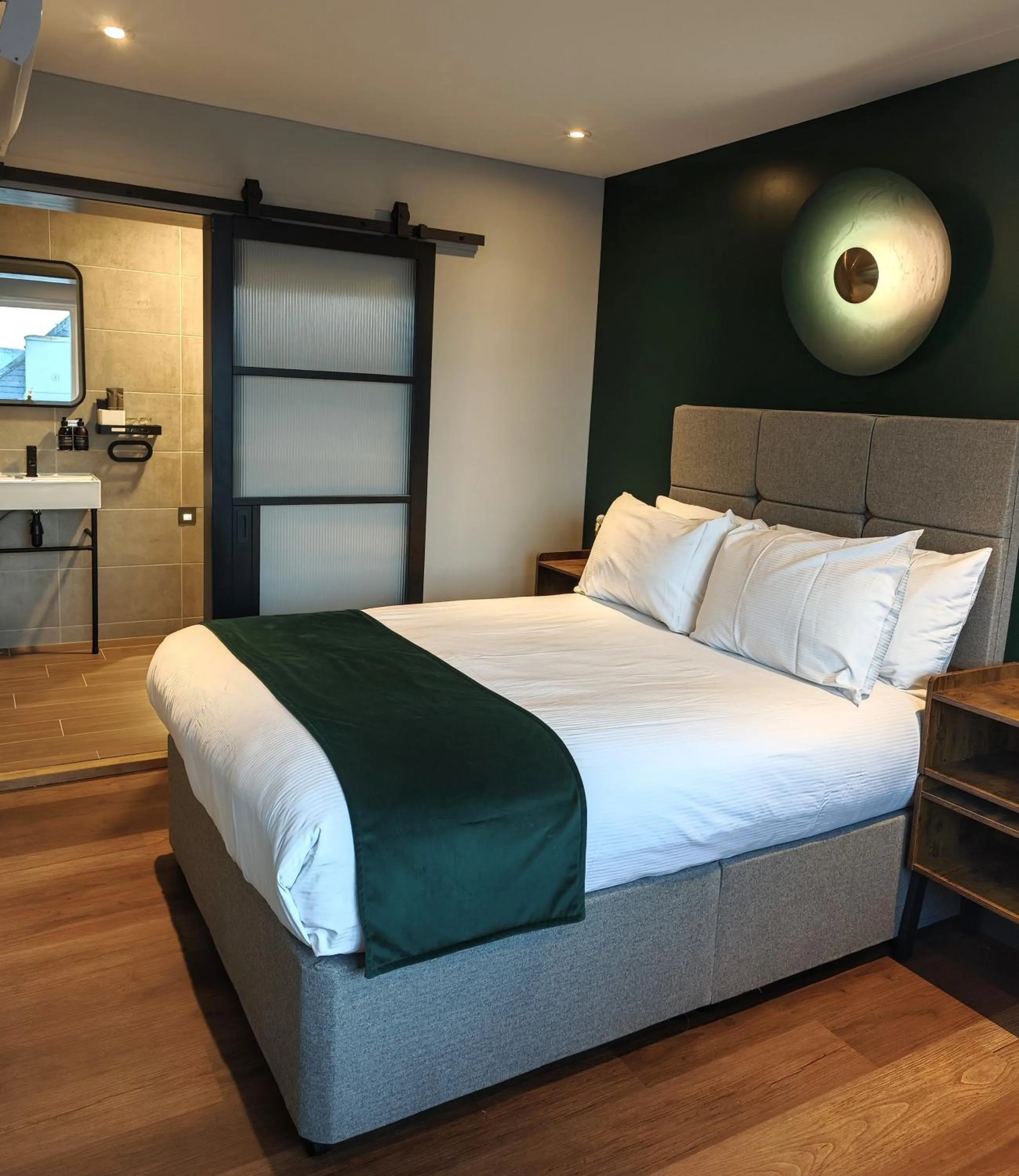 Bed in Pinnacle Suites Hotel