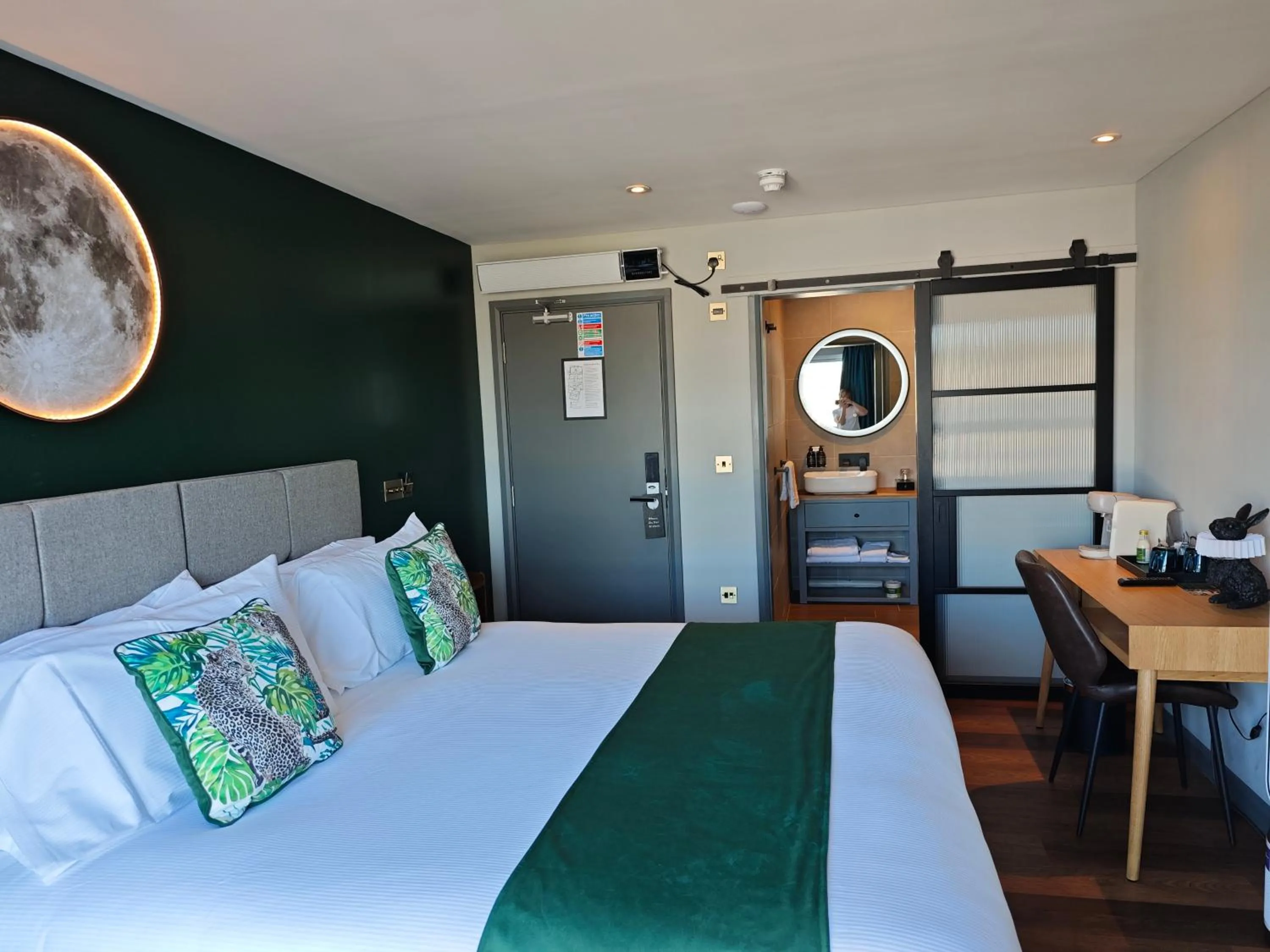 Bed in Pinnacle Suites Hotel