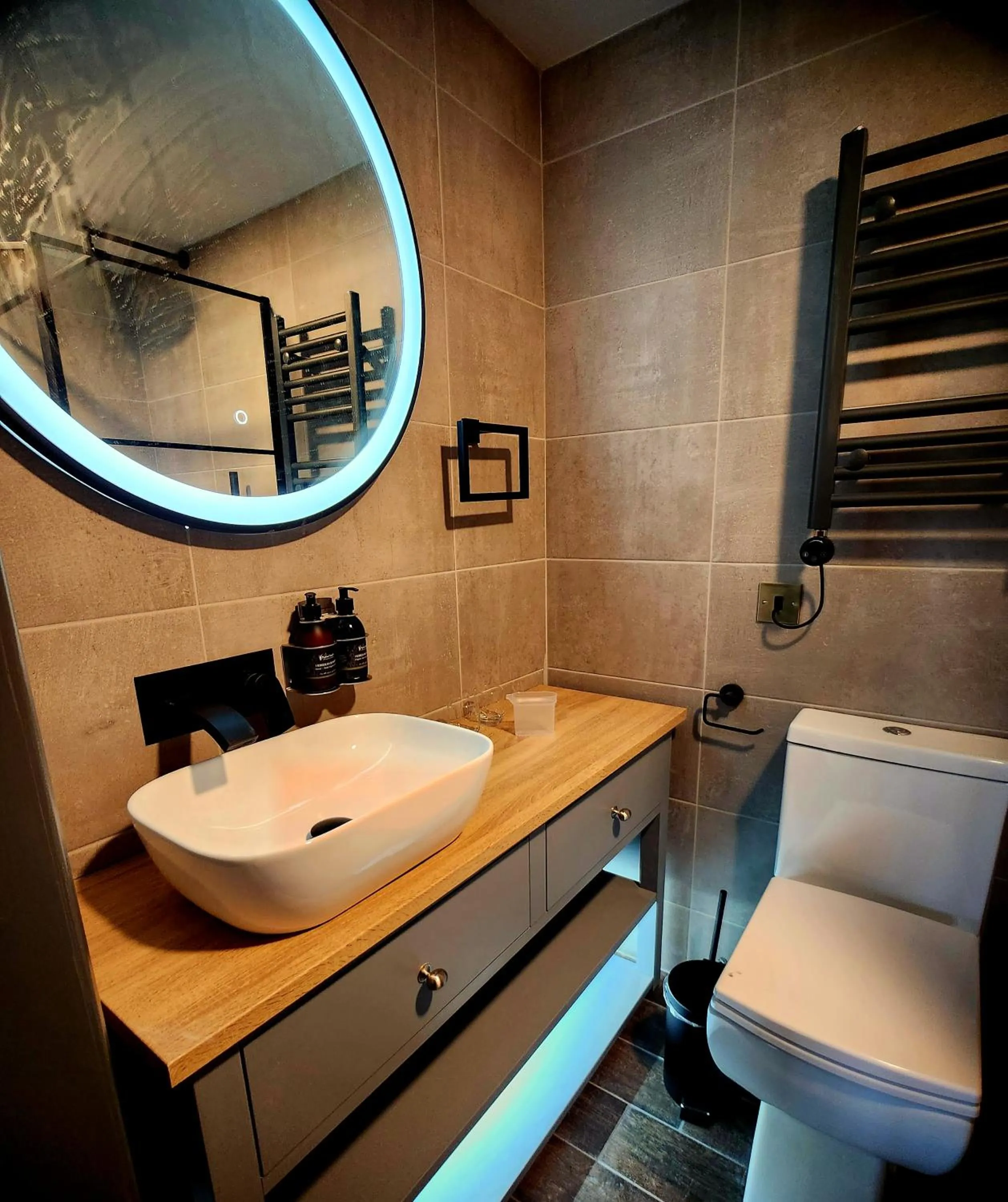 Toilet in Pinnacle Suites Hotel