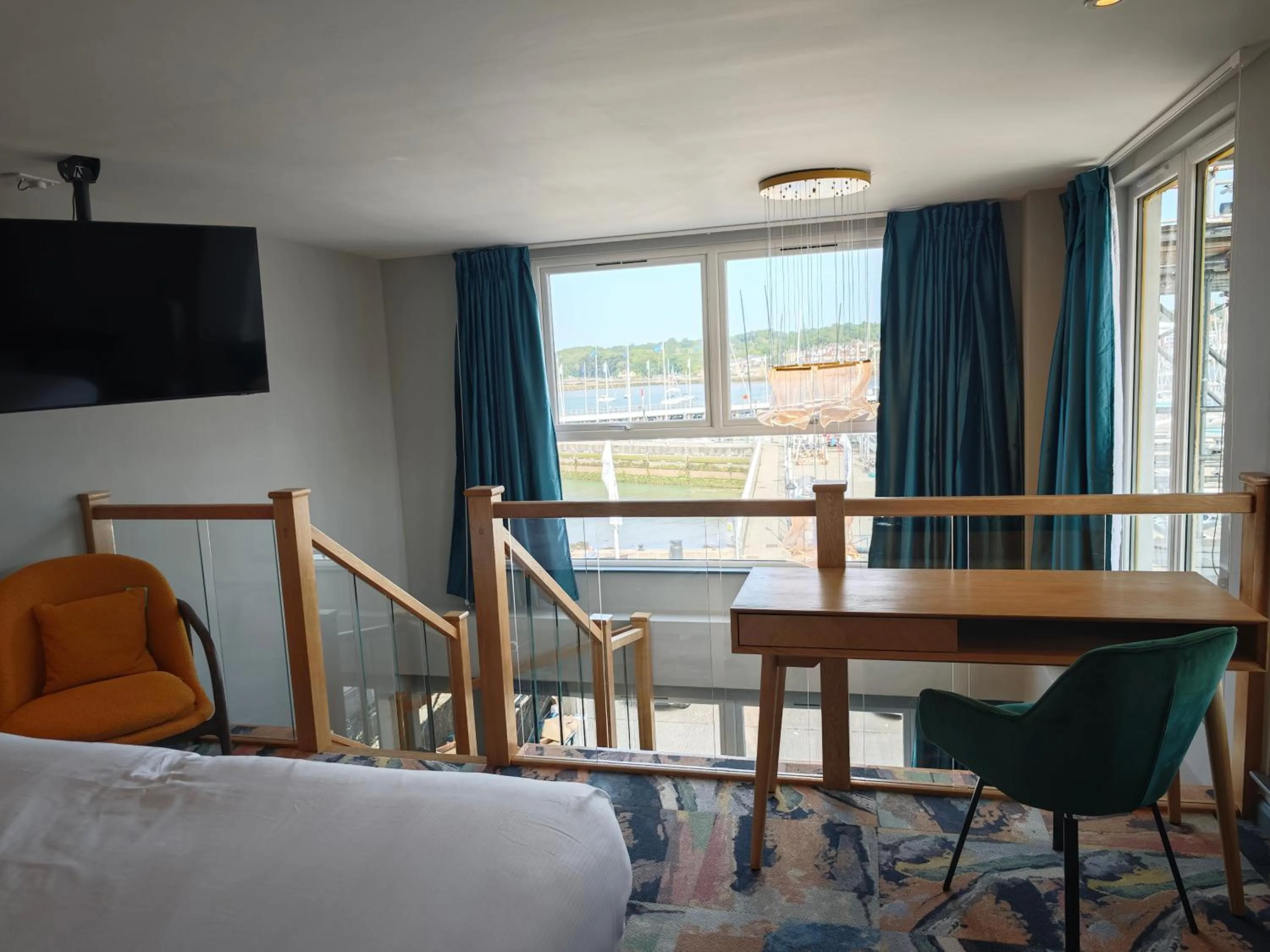 View (from property/room), Bed in Pinnacle Suites Hotel