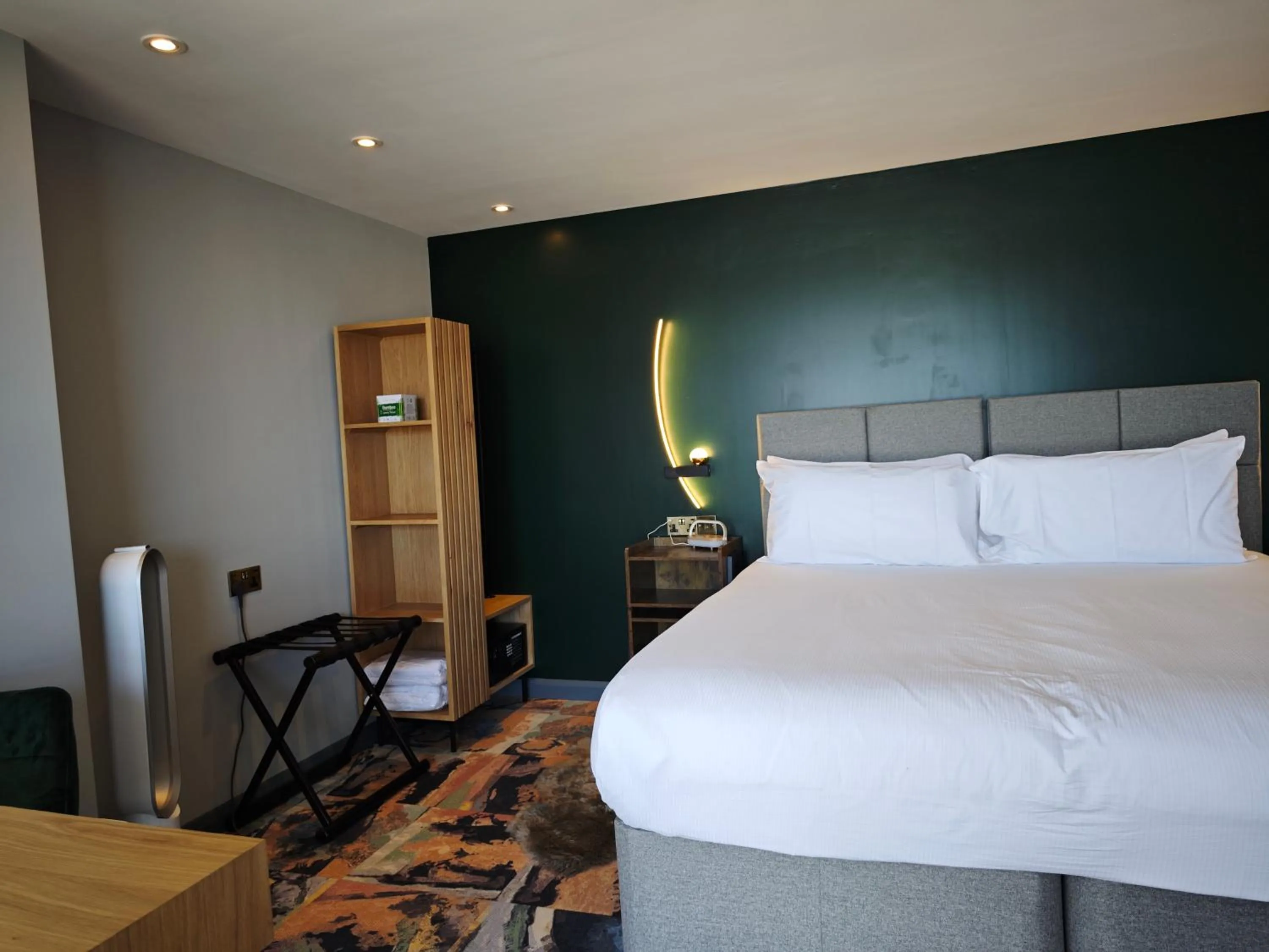 Bed in Pinnacle Suites Hotel