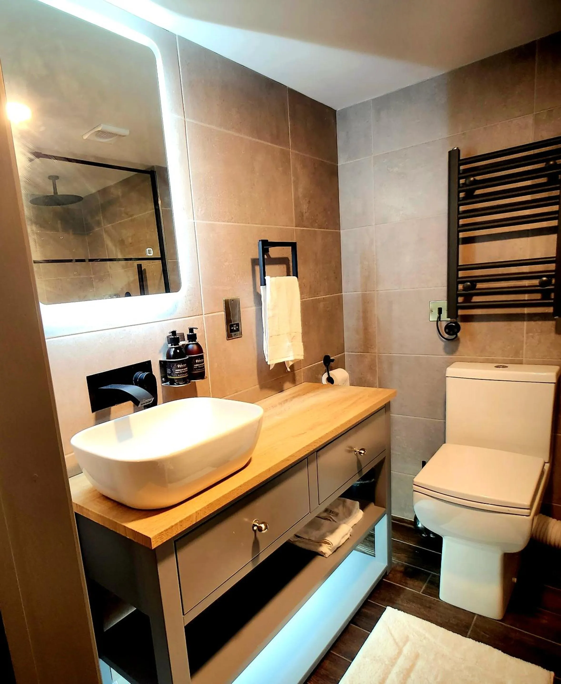 Bathroom in Pinnacle Suites Hotel
