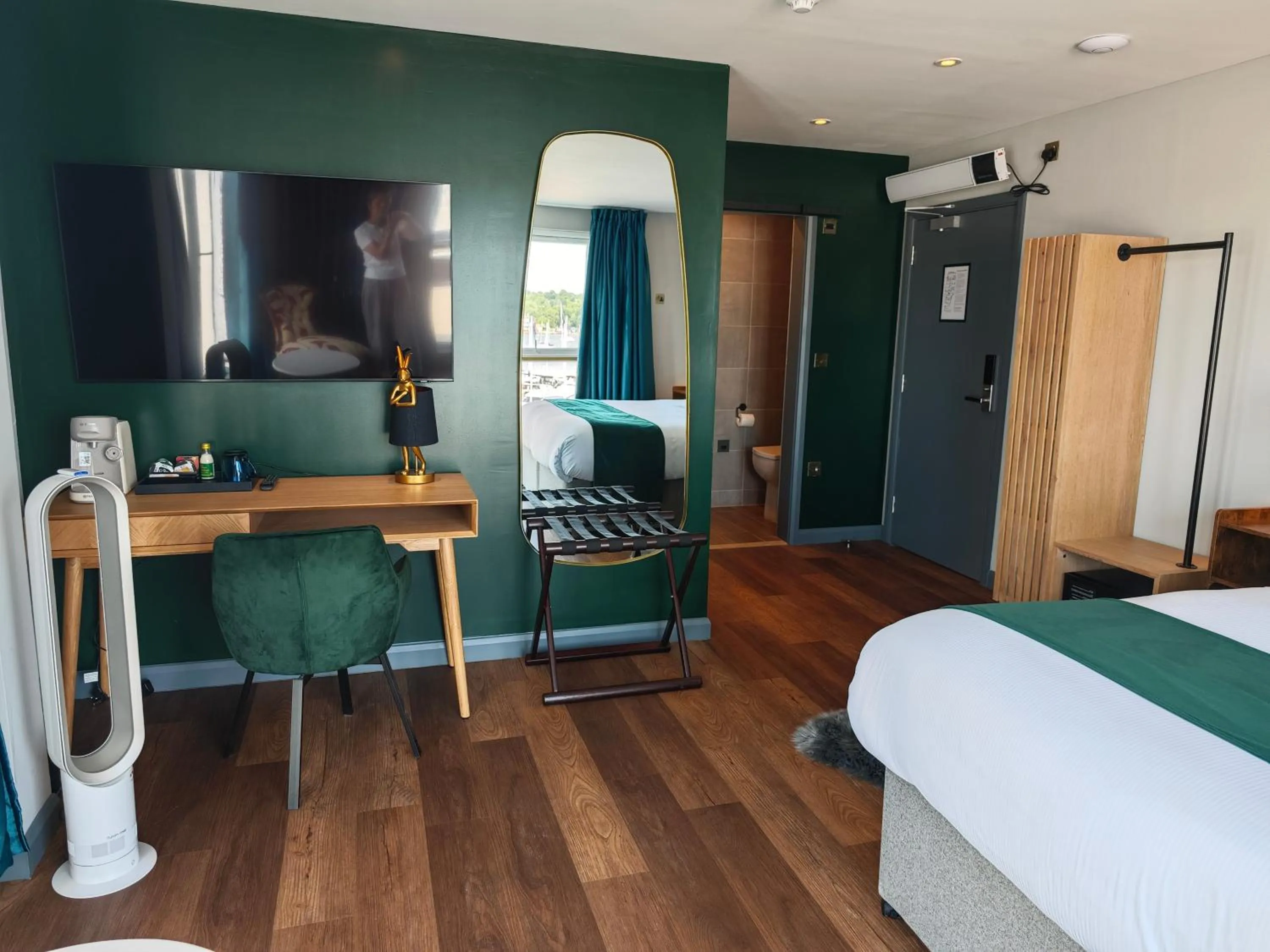 TV and multimedia, Bed in Pinnacle Suites Hotel