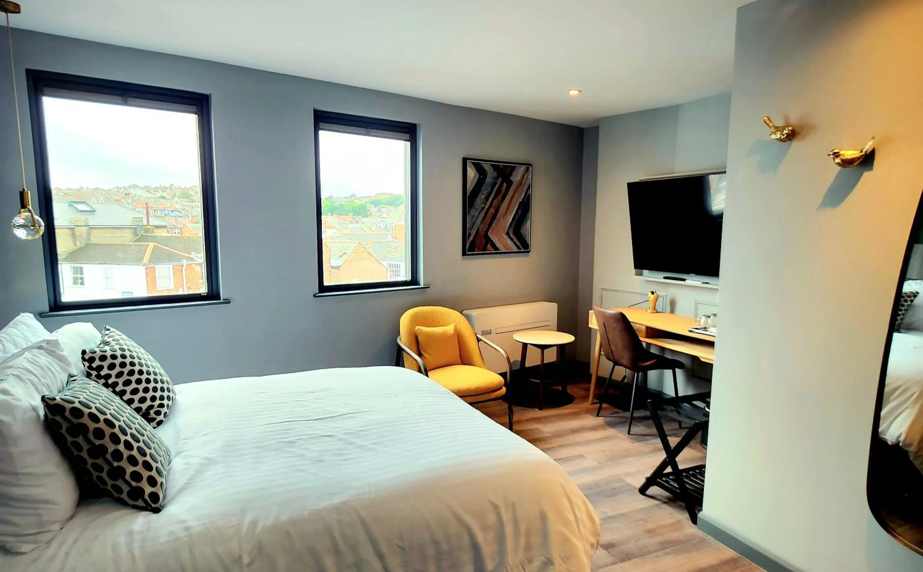 Photo of the whole room, Bed in Pinnacle Suites Hotel