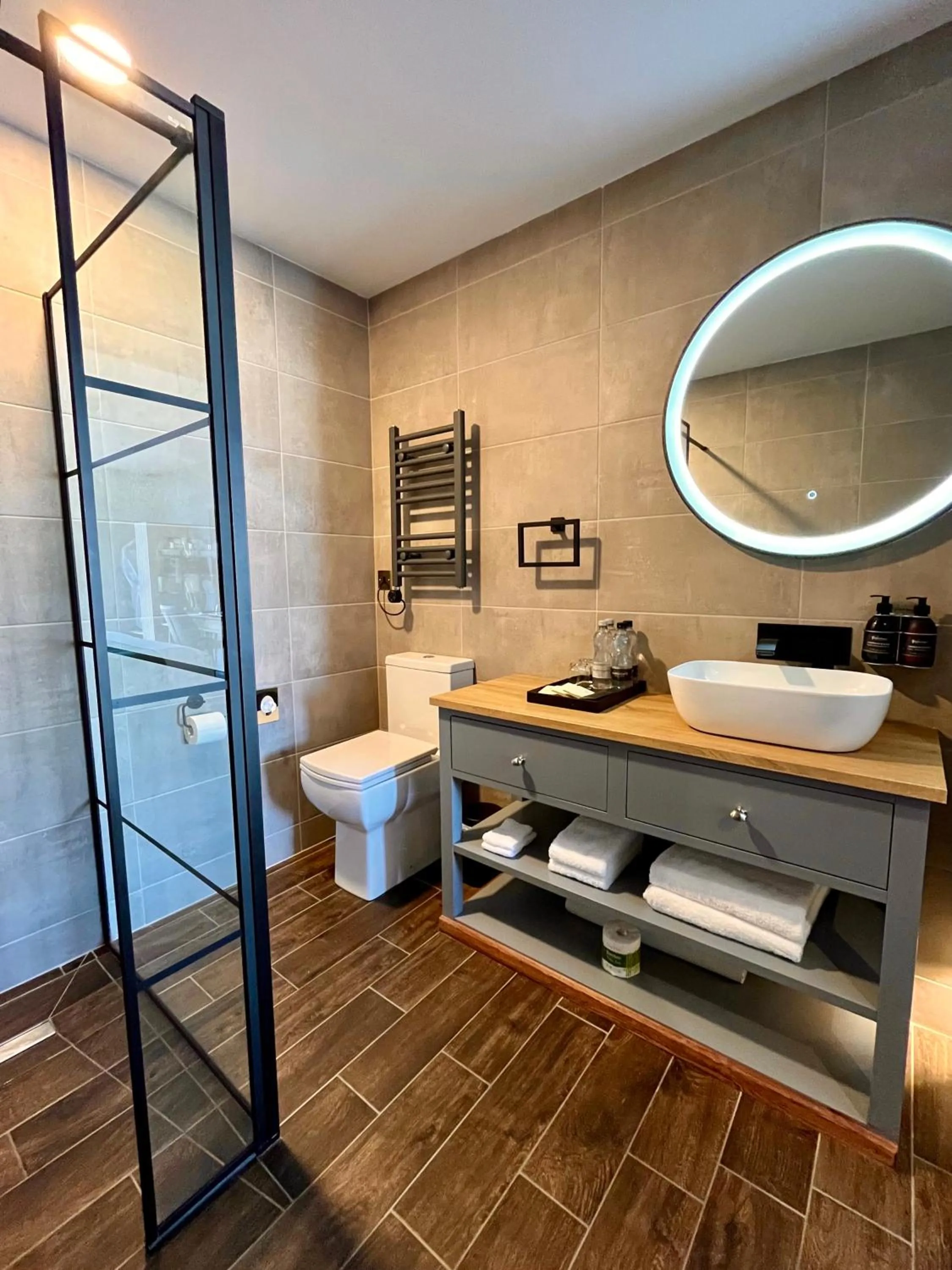 Bathroom in Pinnacle Suites Hotel