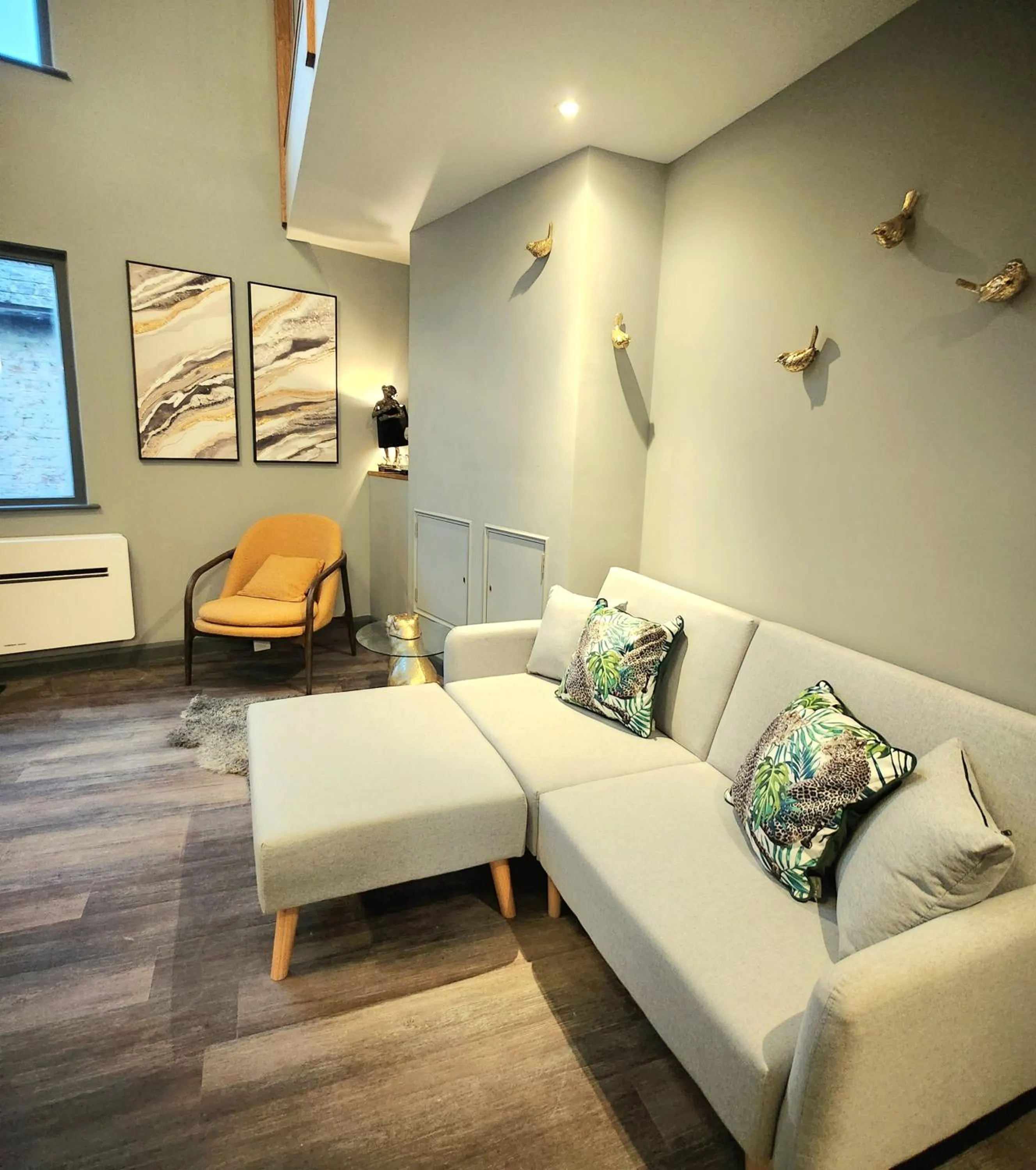 Living room in Pinnacle Suites Hotel