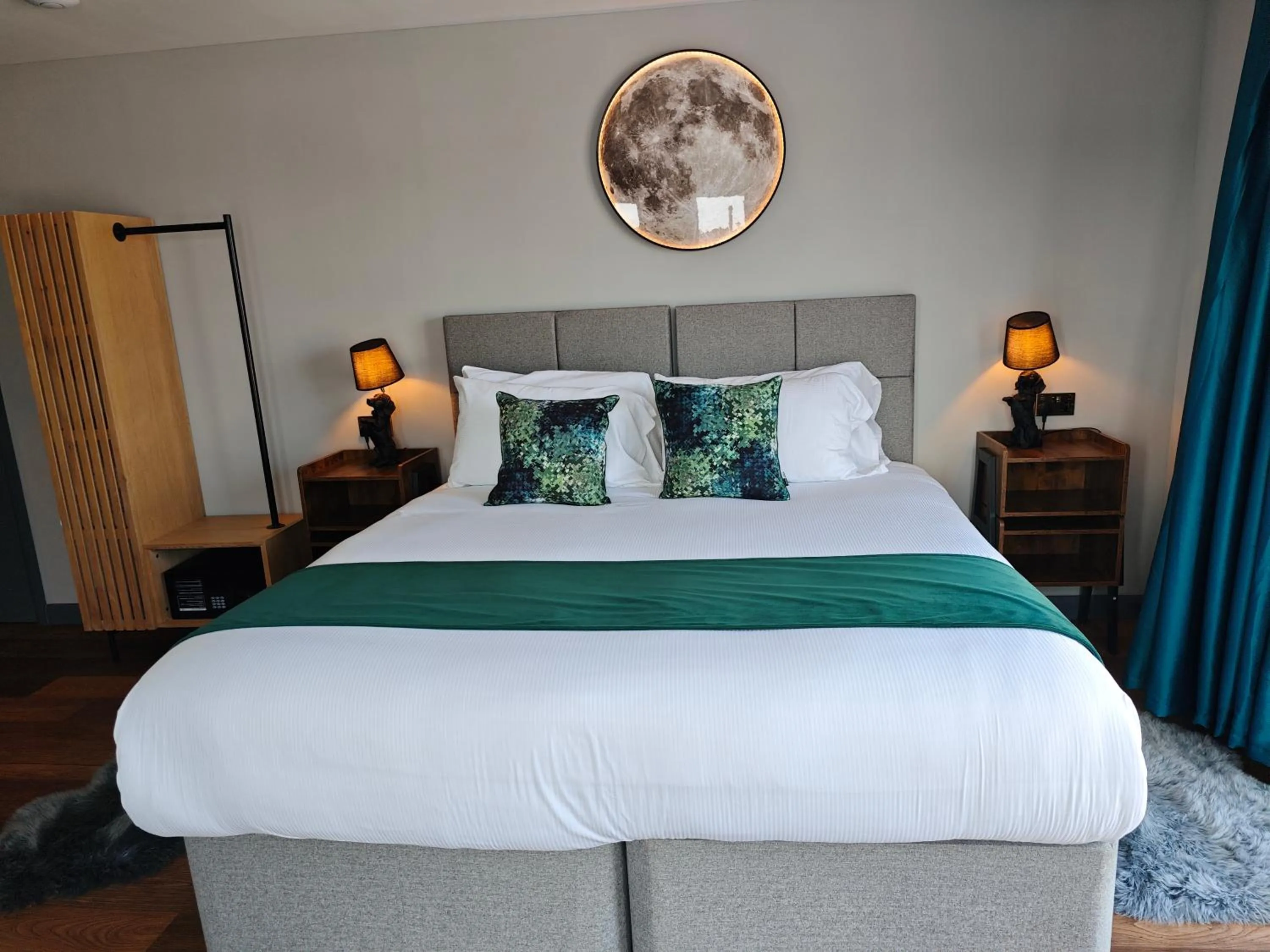 Bed in Pinnacle Suites Hotel