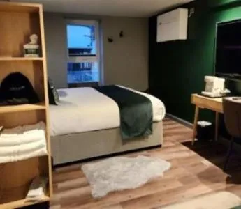 Photo of the whole room, Bed in Pinnacle Suites Hotel