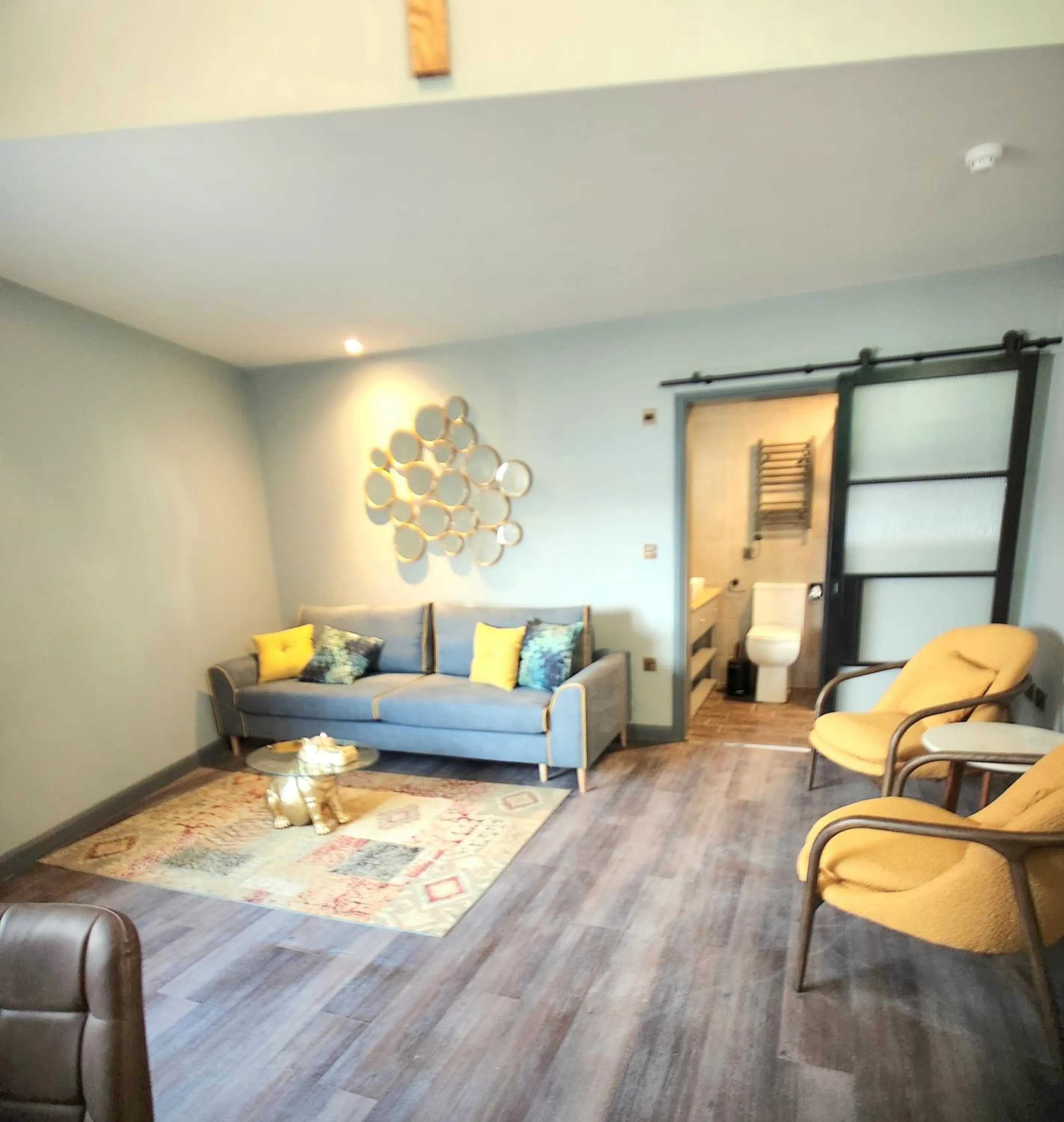 Living room in Pinnacle Suites Hotel