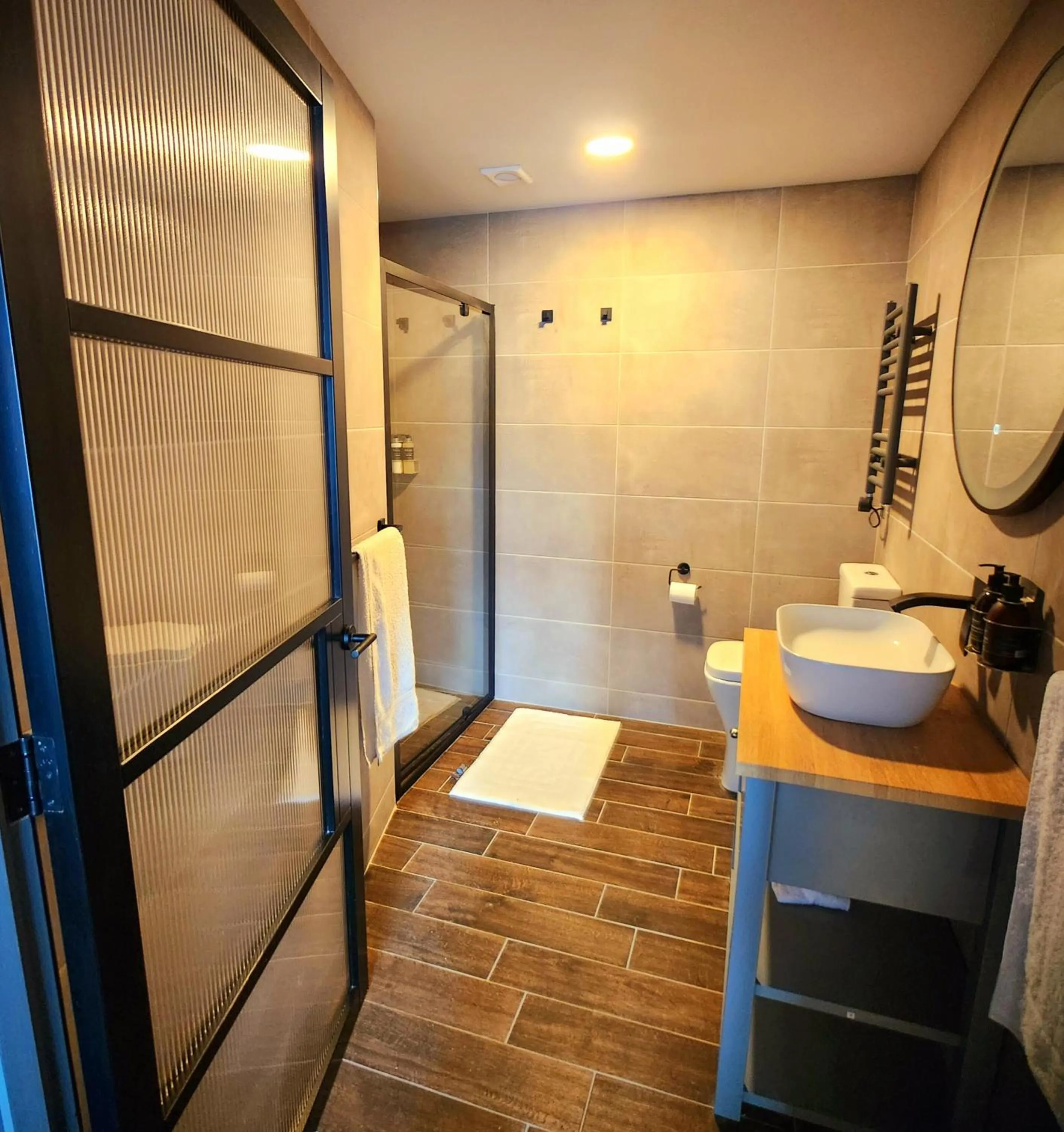 Bathroom in Pinnacle Suites Hotel