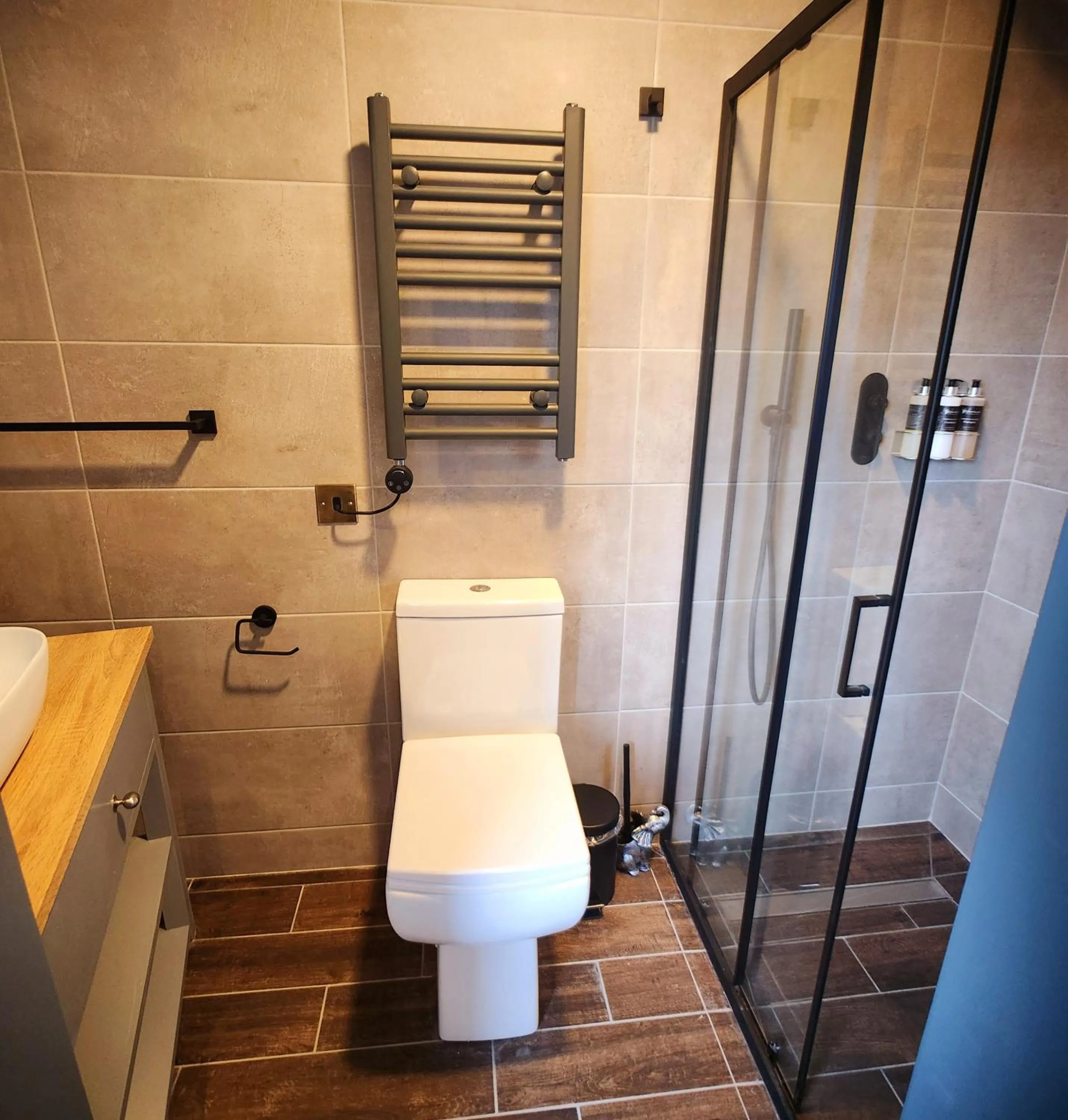 Bathroom in Pinnacle Suites Hotel