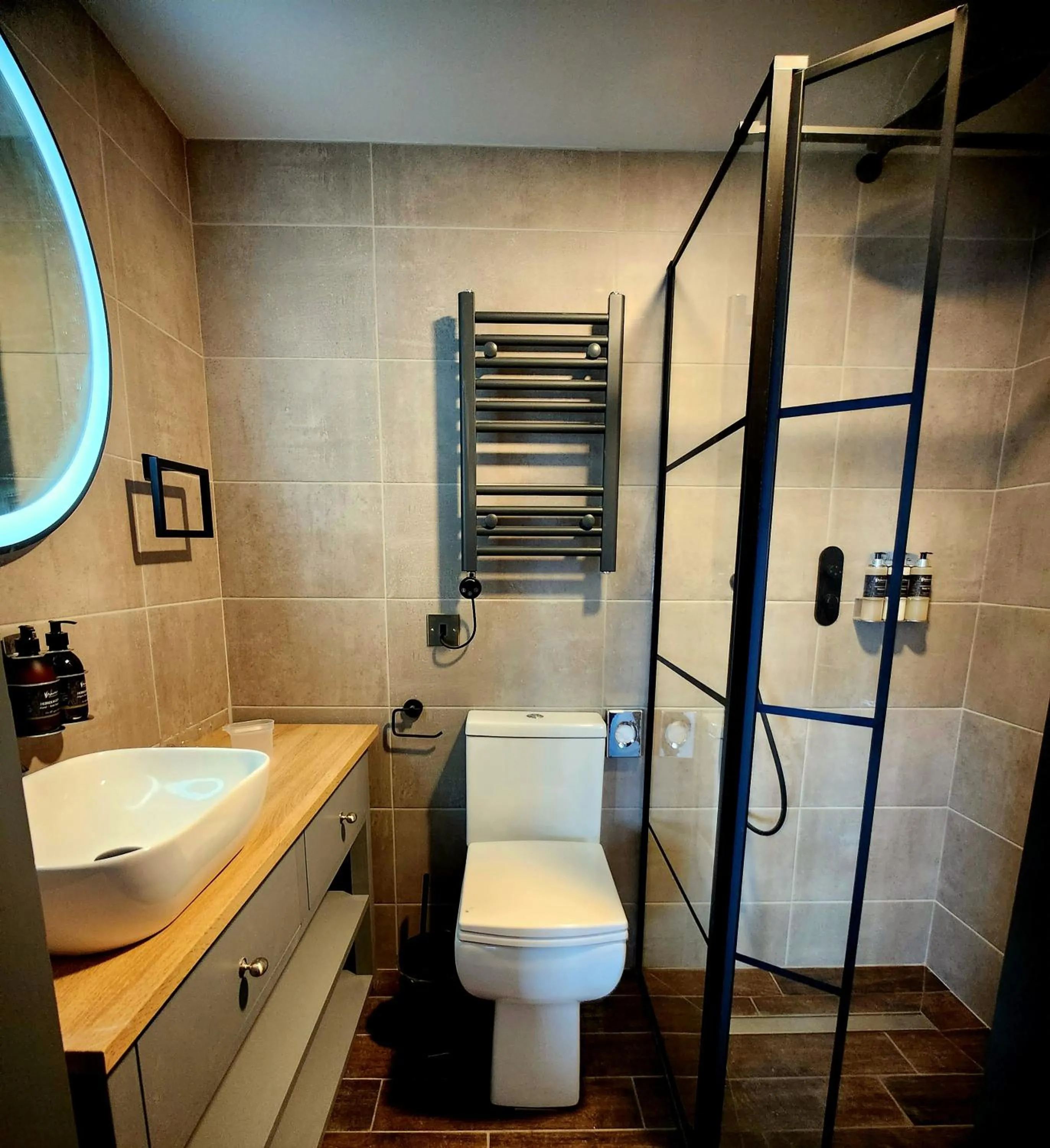Shower in Pinnacle Suites Hotel