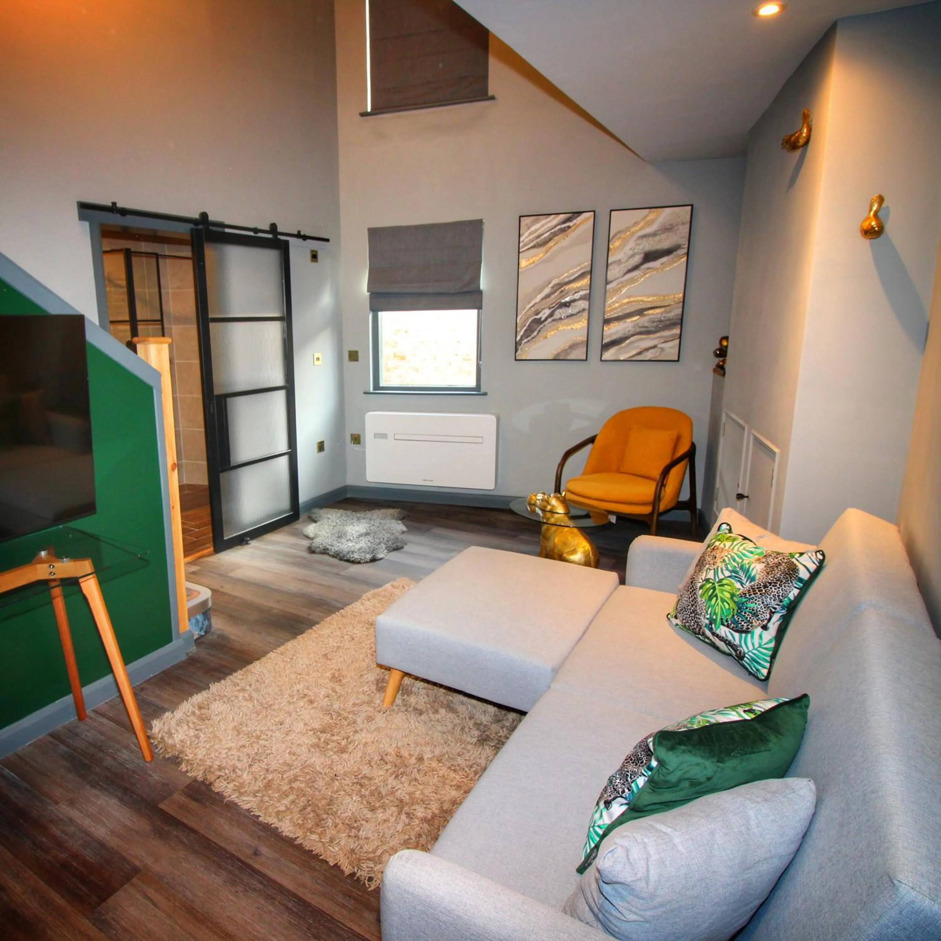 Living room, Bed in Pinnacle Suites Hotel