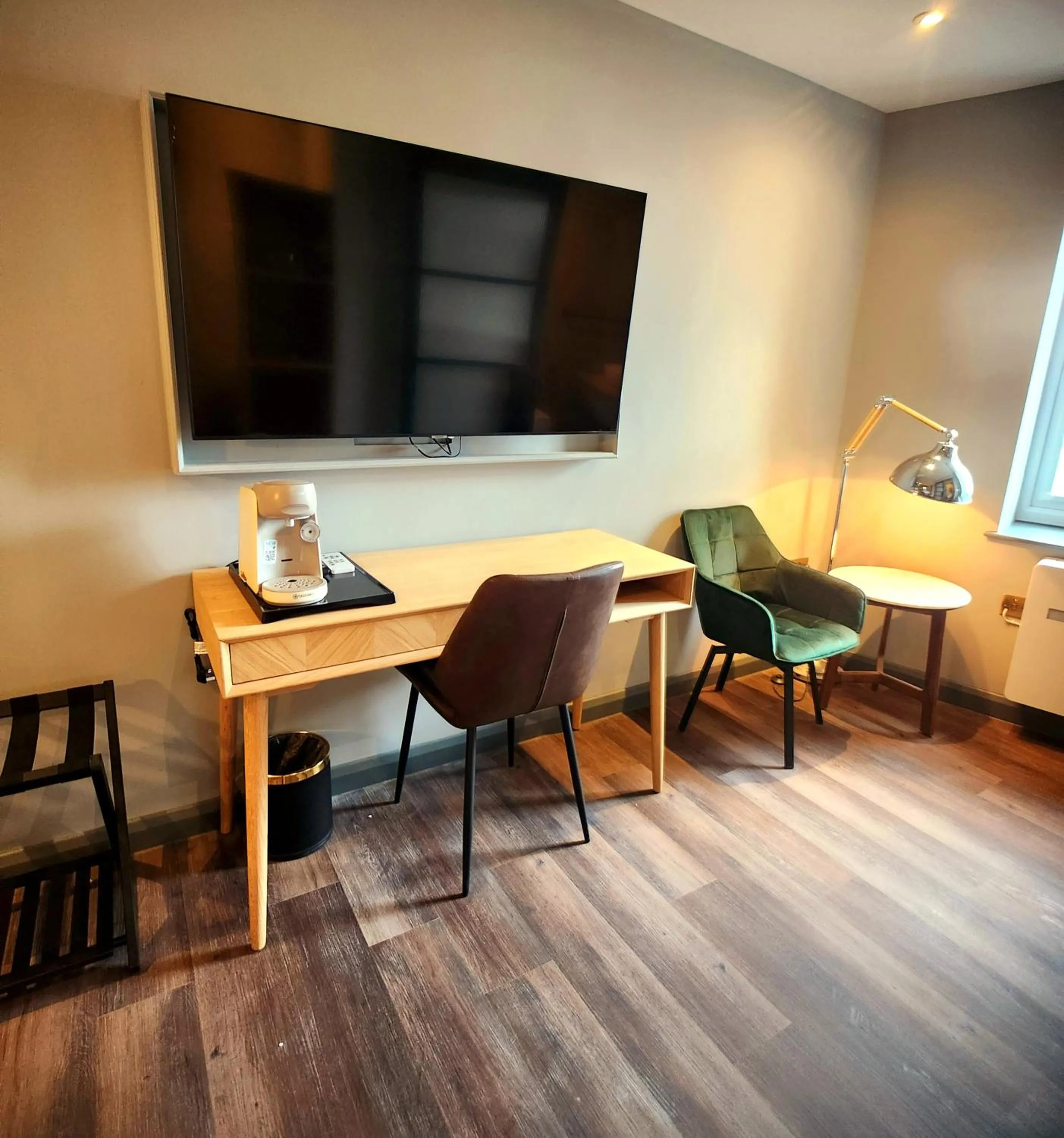 TV and multimedia in Pinnacle Suites Hotel