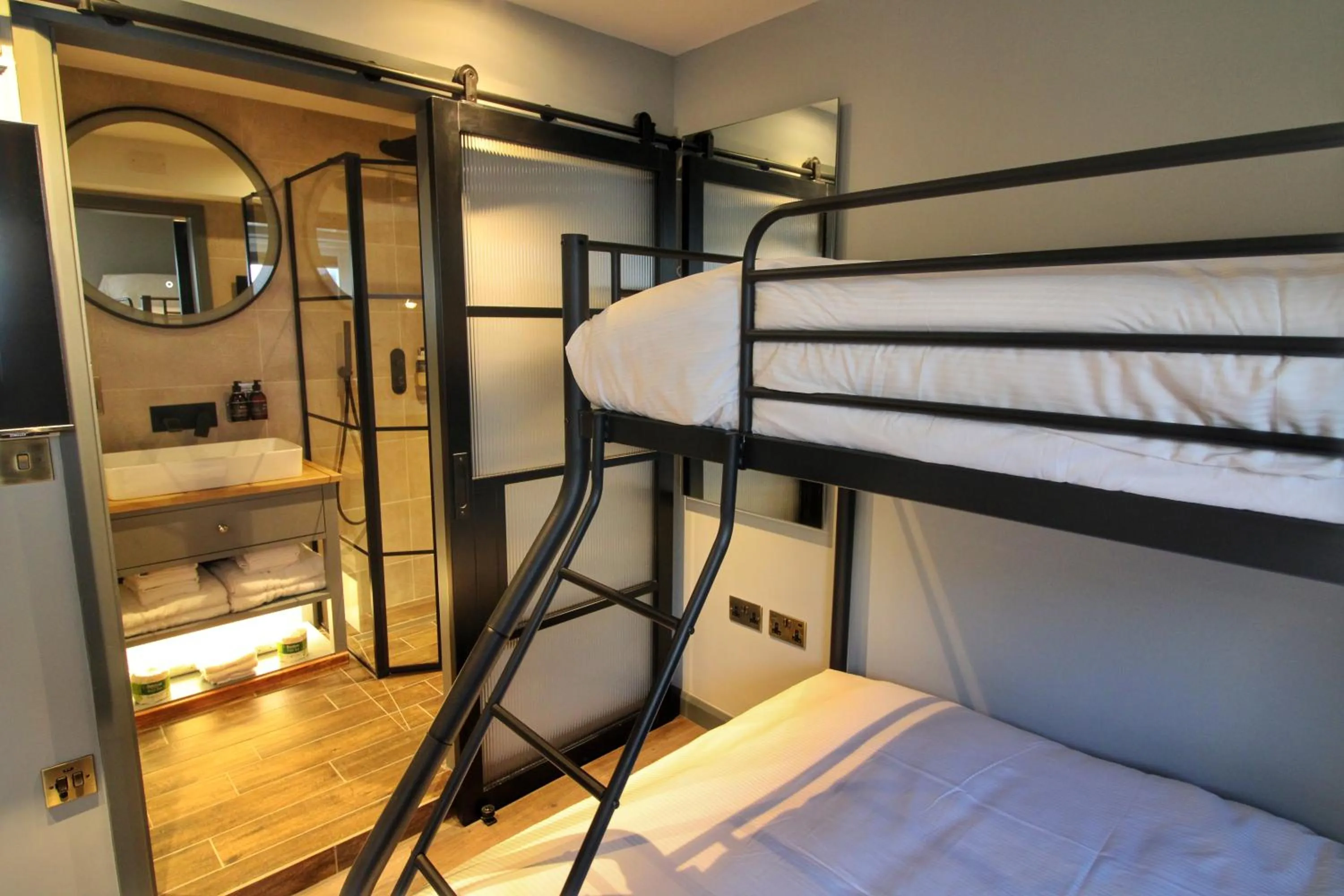 bunk bed, Bed in Pinnacle Suites Hotel