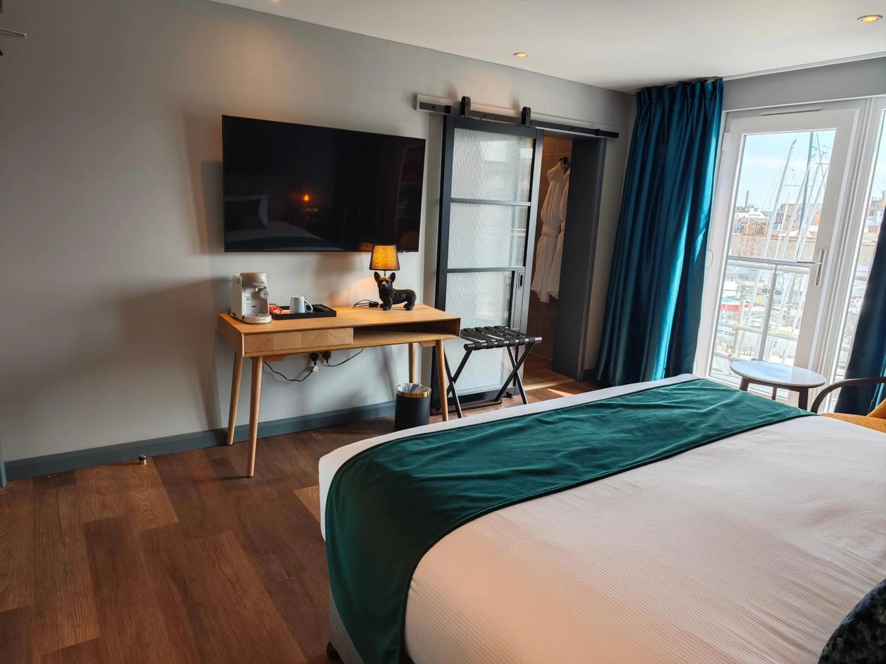 Bed in Pinnacle Suites Hotel