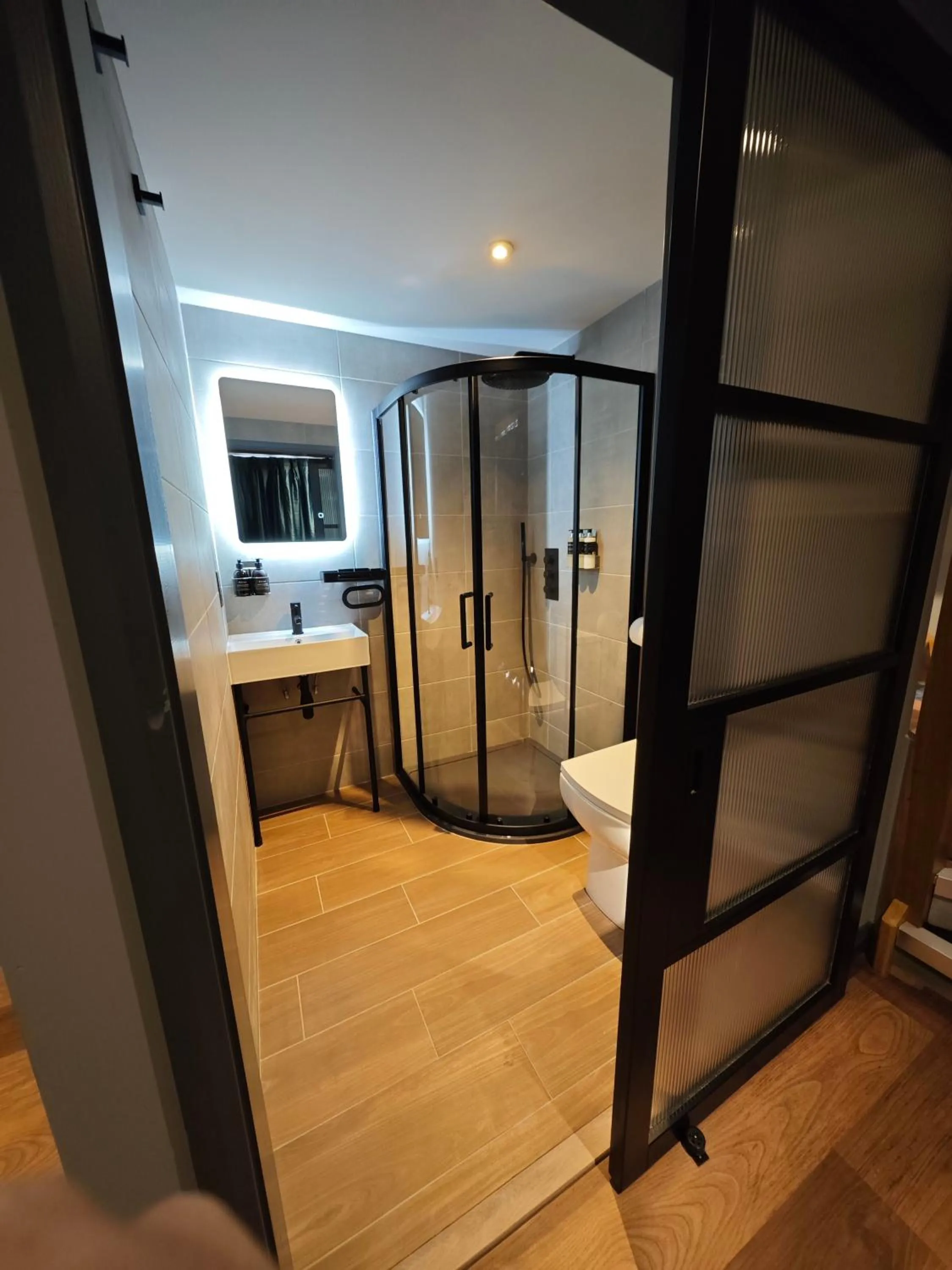 Bathroom, Bed in Pinnacle Suites Hotel