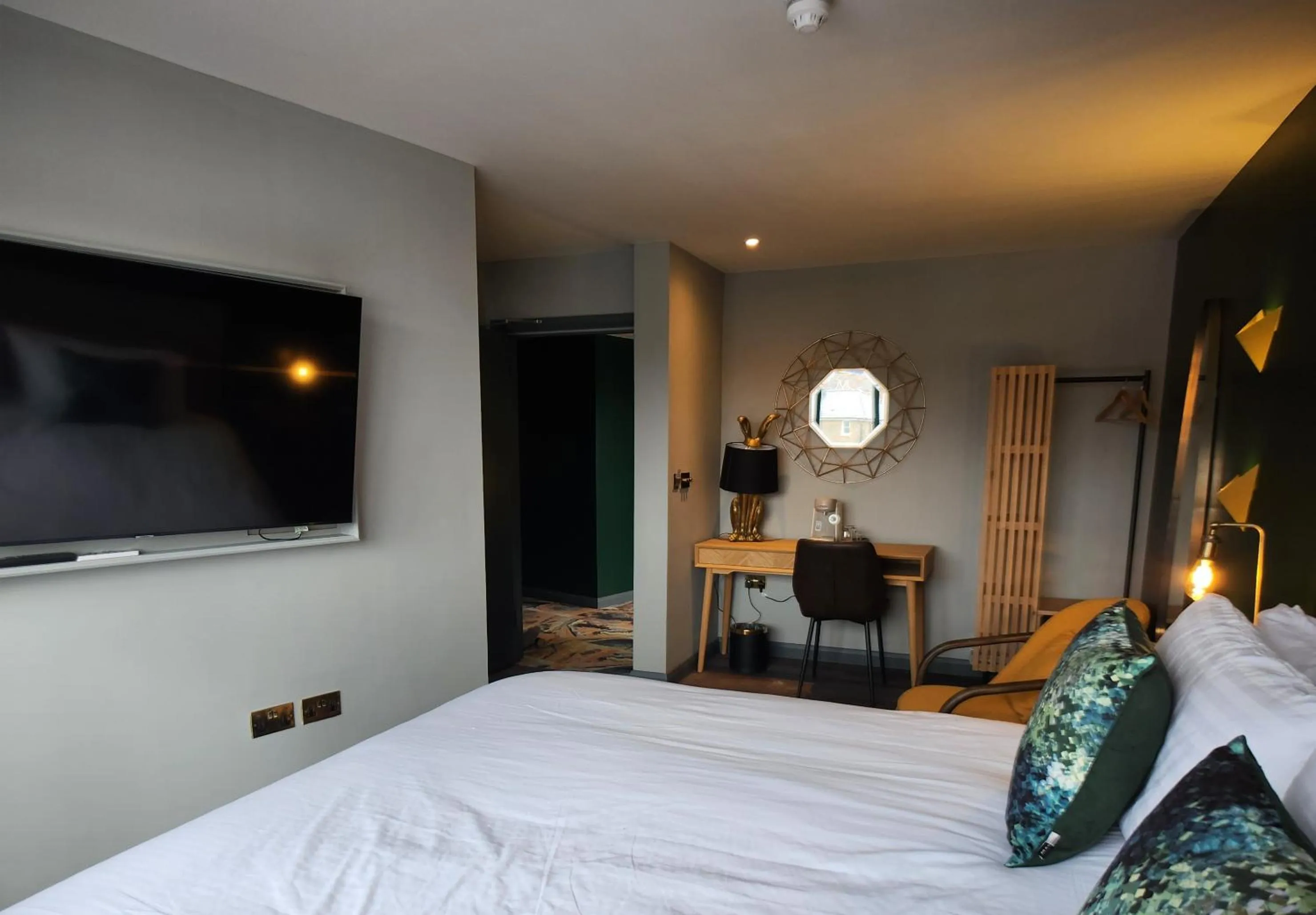 Photo of the whole room, Bed in Pinnacle Suites Hotel