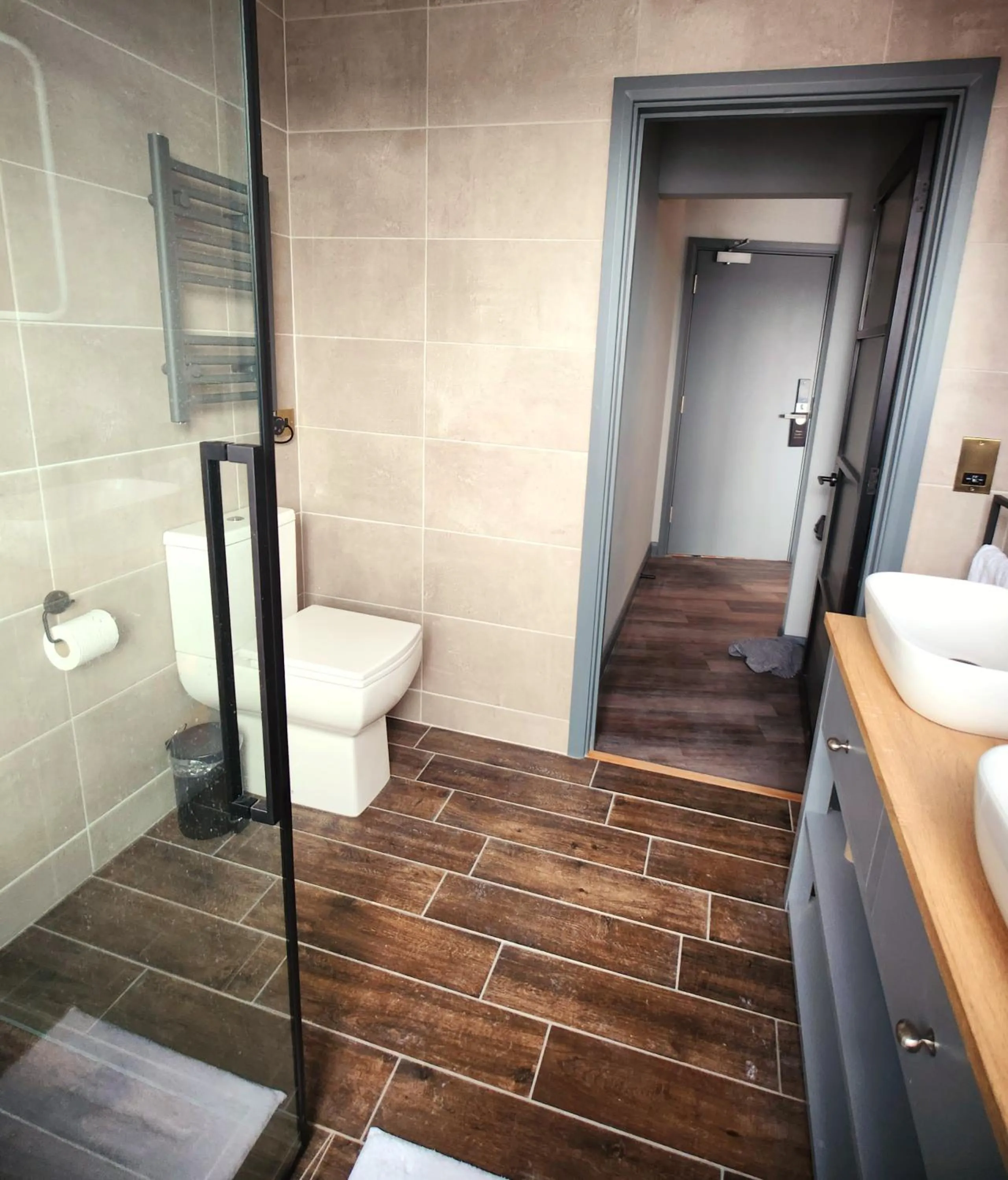 Bathroom in Pinnacle Suites Hotel