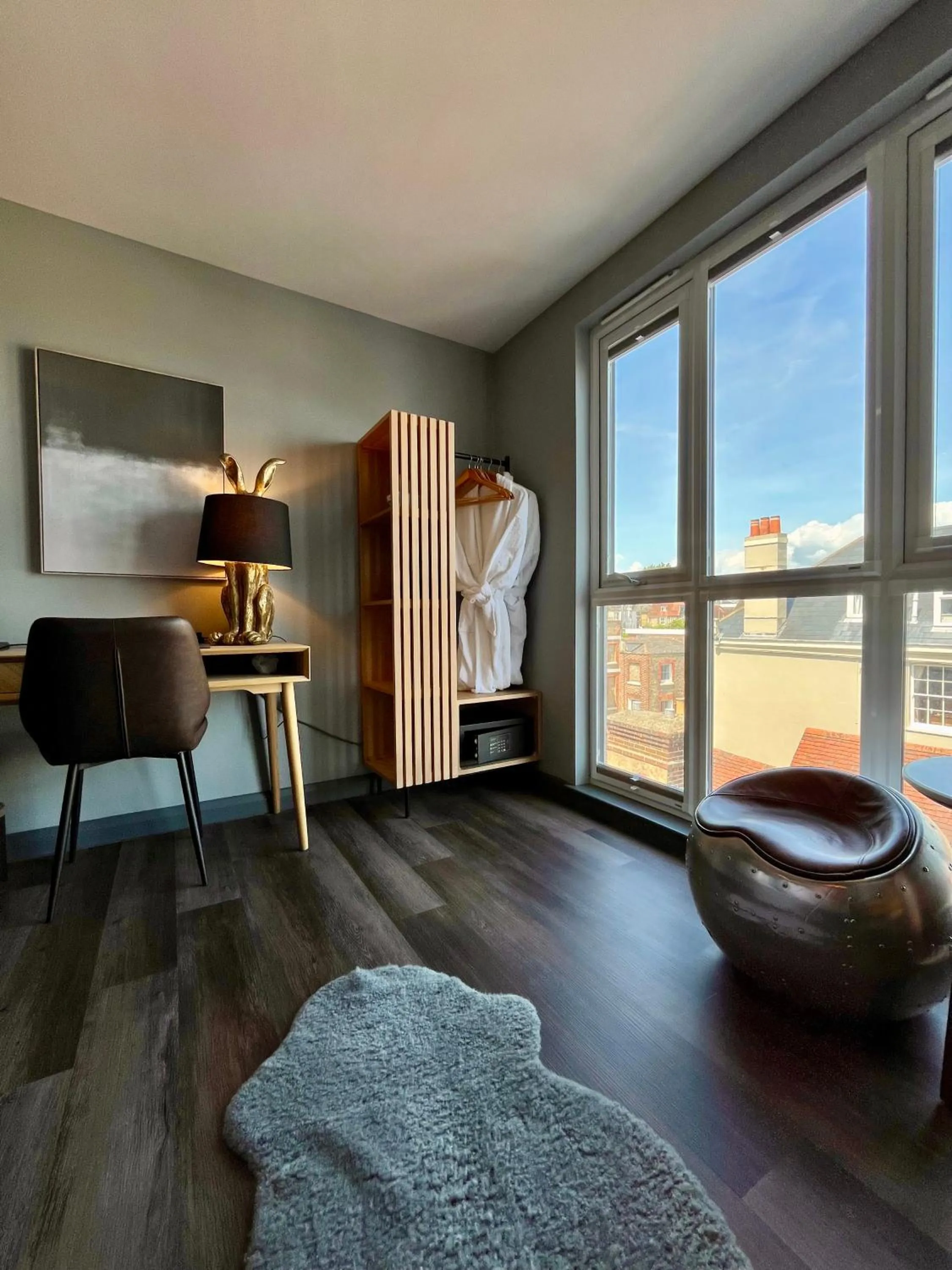 Seating area in Pinnacle Suites Hotel