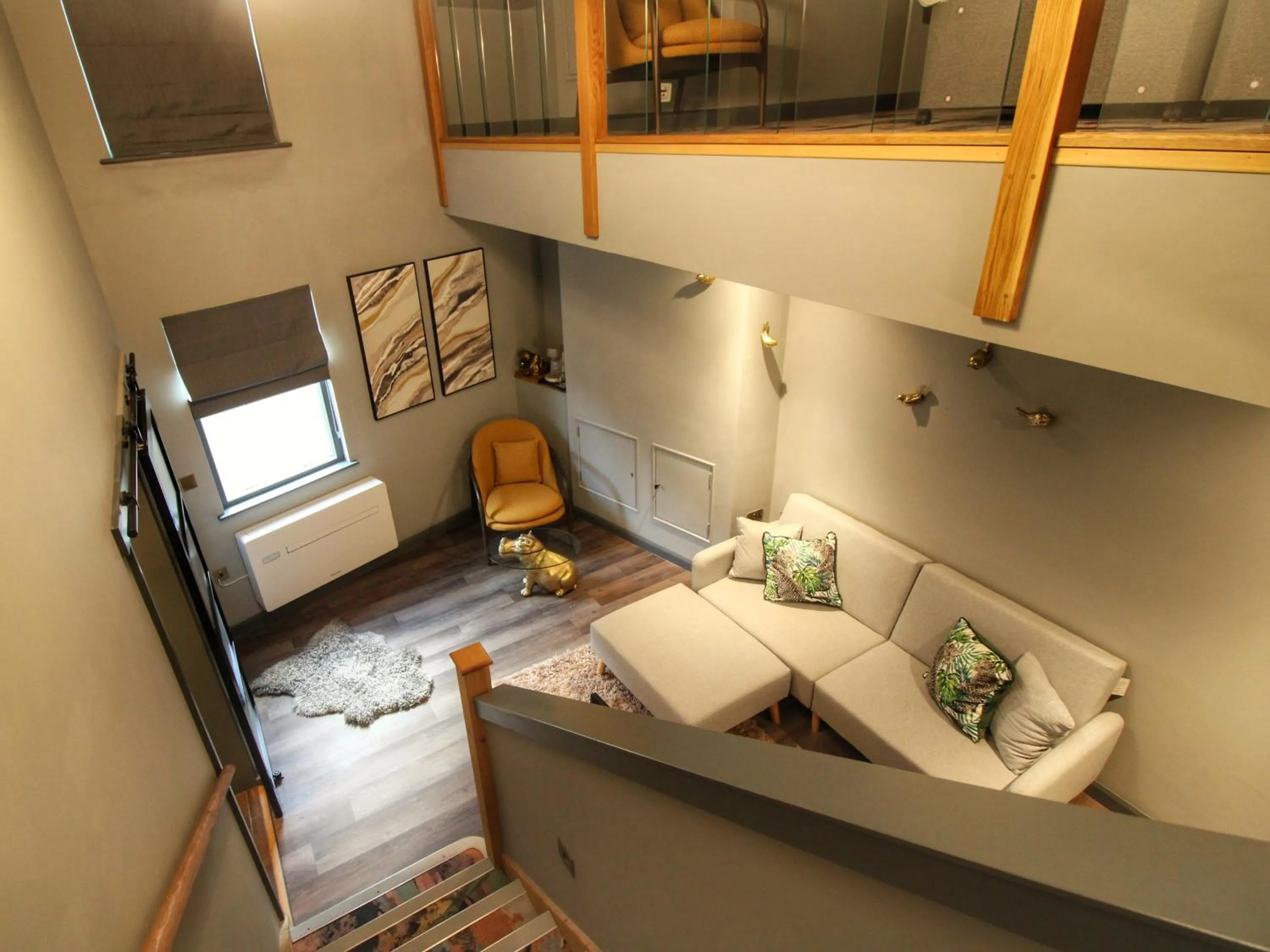 Living room, Bed in Pinnacle Suites Hotel