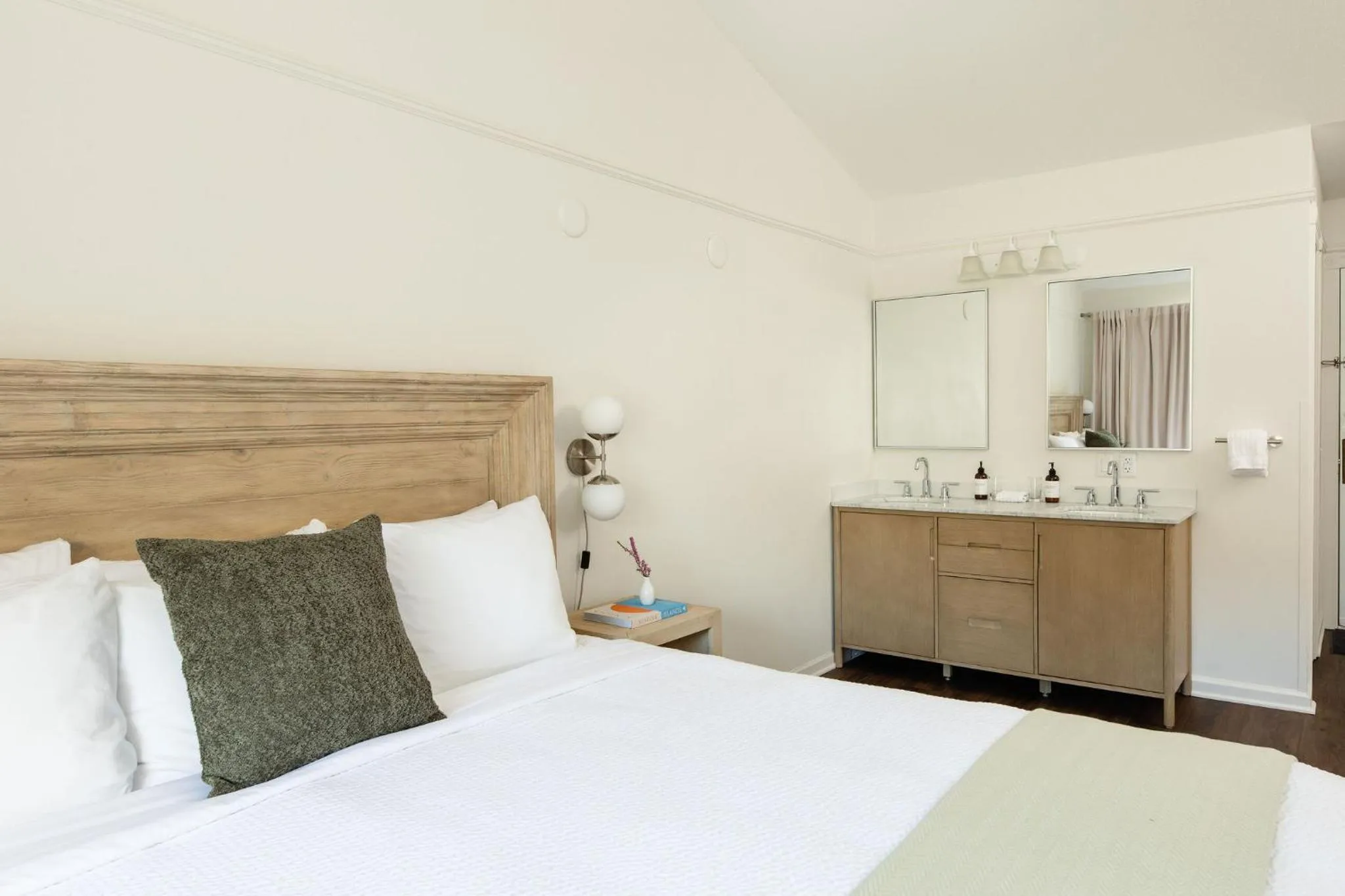 Bed in Outlook Inn on Orcas Island