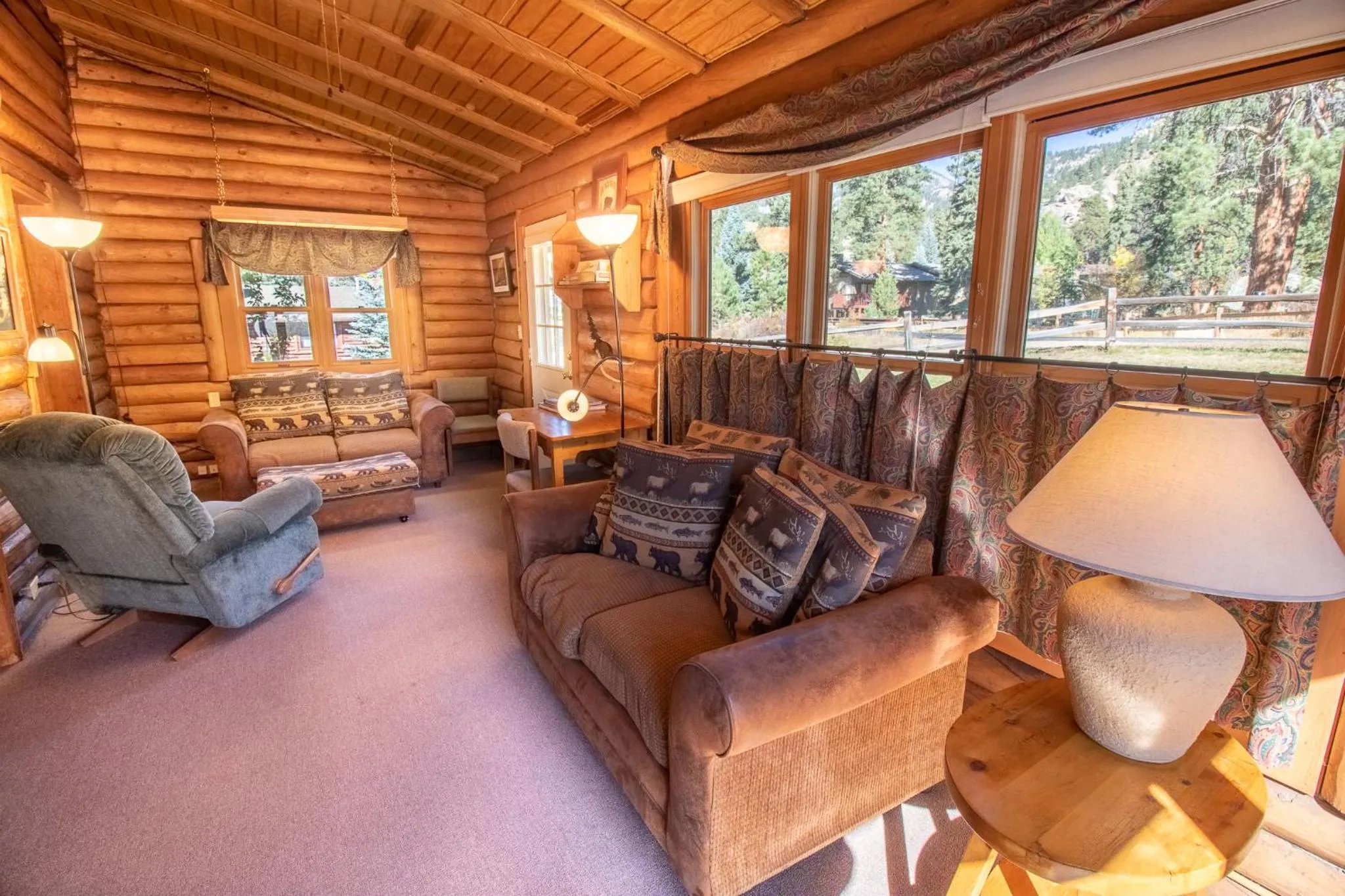 Living room in Castle Mountain Lodge