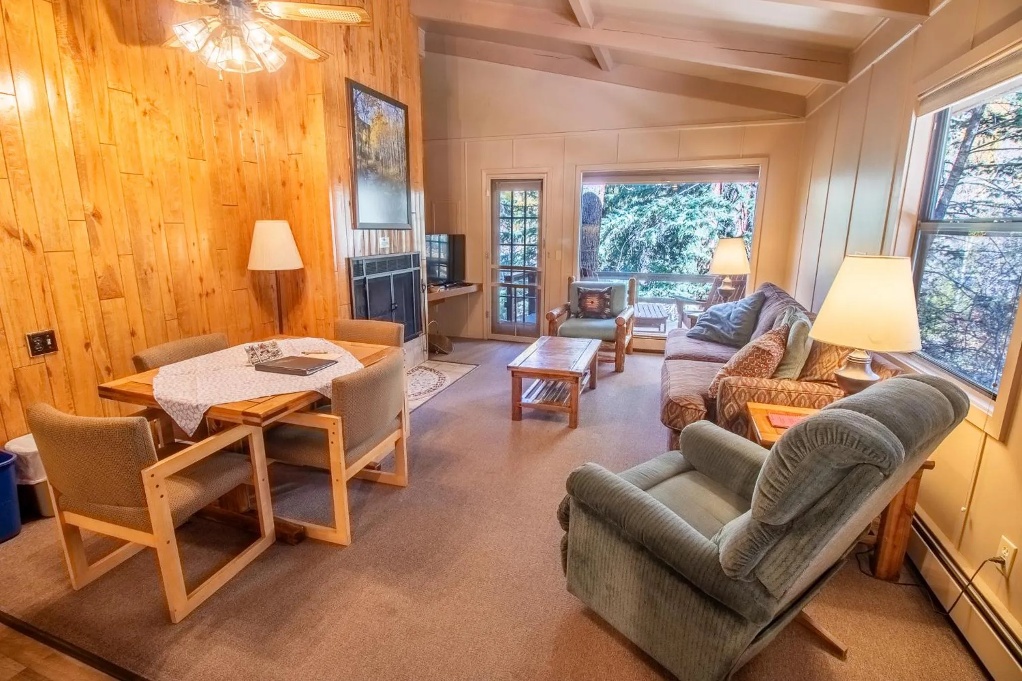 Living room in Castle Mountain Lodge