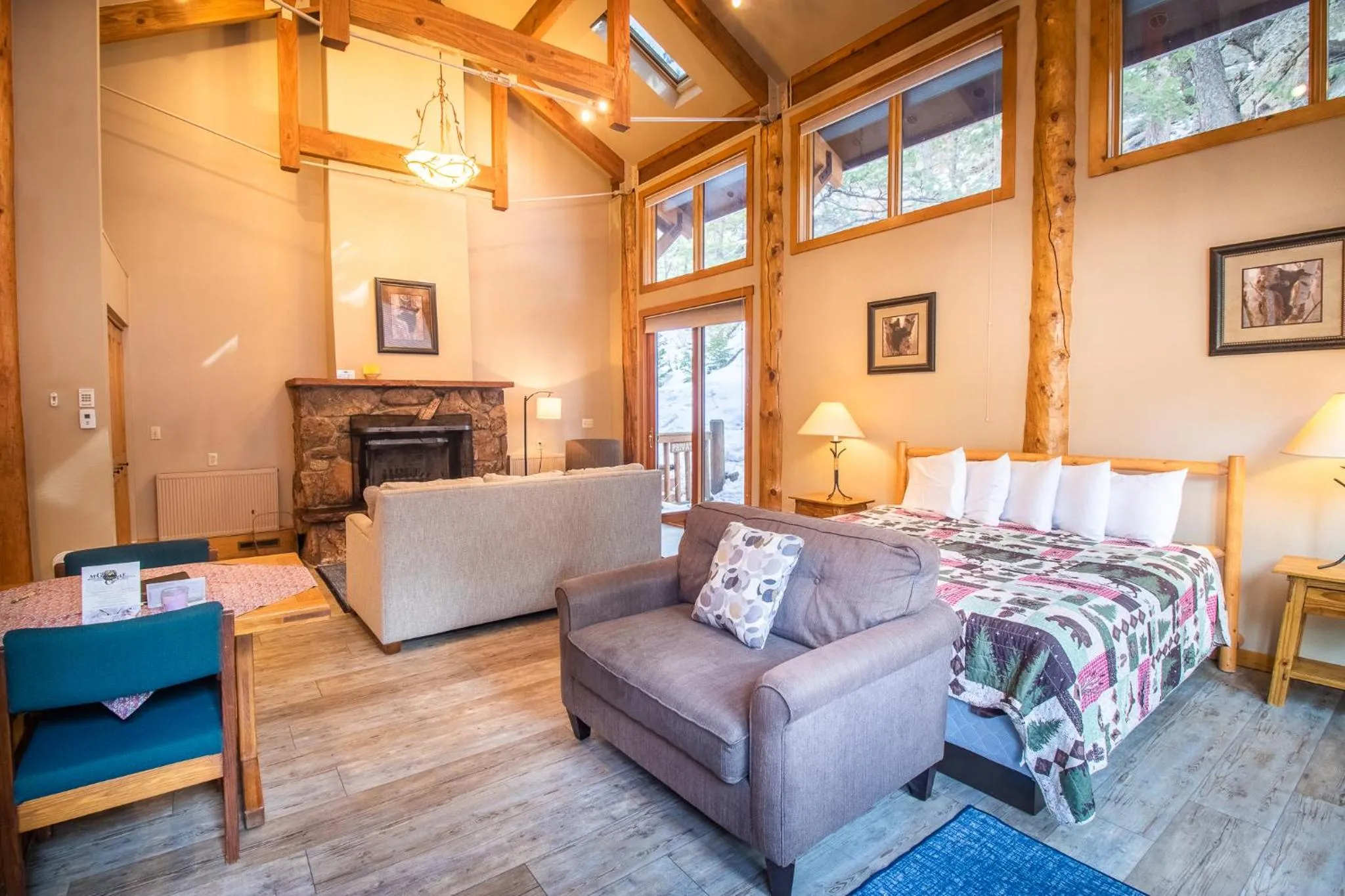 Living room in Castle Mountain Lodge